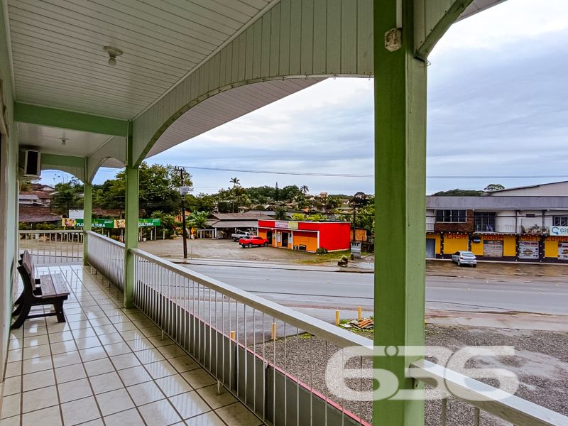 A oportunidade perfeita para você que busca um imóvel versátil e bem localizado em Joinville, está na palma da sua mão! A 636 Negócios Imobiliários apresenta este espetacular sobrado de alto padrão, localizado no bairro Itinga, que combina conforto, espaço e praticidade em um só lugar. Com uma área construída de 500 m² em um terreno de 726,88 m², a propriedade oferece amplas acomodações e diversas possibilidades de uso!
No chão térreo, destaca-se uma sala comercial de 200 m² com banheiro, prontíssima para locação.
Na parte superior, um lar completo aguarda você: são cinco dormitórios, sendo uma suíte master para garantir seu conforto. Com três banheiros, duas salas de estar, ambas integradas a uma elegante sala de jantar, além de duas cozinhas bem planejadas, esse espaço é ideal para sua família viver com muito conforto e espaço. A varanda panorâmica com redes e a área de festas com churrasqueira são perfeita para momentos de lazer e convivência.
Logo atrás, uma edícula de 90 m² aumenta ainda mais sua capacidade de acomodação. Com sala, cozinha, banheiro e mais uma suíte, esta edícula é um complemento valioso a esta propriedade já fantástica. Seis vagas de garagem, quatro delas cobertas, garantem acomodar toda a sua frota.
A proximidade com escolas renomadas, hospitais, shoppings e vias de acesso rápido torna sua rotina mais simples e prazerosa. Além disso, a conexão por fibra ótica mantém você sempre conectado ao mundo.
Este imóvel aceita animais e é totalmente murado, trazendo ainda mais segurança e praticidade. Não perca a chance de residir ou investir no coração de Itinga, uma das regiões mais convenientes de Joinville.
636 NEGÓCIOS IMOBILIÁRIOS: A SUA MELHOR ESCOLHA
Com mais de 30 anos de experiência, a 636 Negócios Imobiliários é sua parceira ideal para encontrar o imóvel perfeito. Estamos prontos para ajudá-lo a fazer deste imóvel o seu novo lar.
Telefone: (47) 3451-0636
WhatsApp: (47) 99190-0636
Não perca esta oportunidade única. Visite nosso site para mais informações: i636.com.br