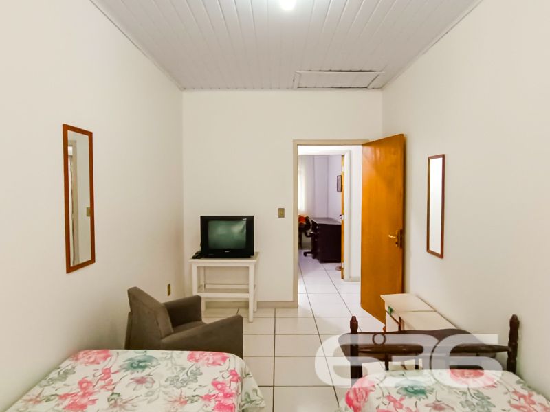 A oportunidade perfeita para você que busca um imóvel versátil e bem localizado em Joinville, está na palma da sua mão! A 636 Negócios Imobiliários apresenta este espetacular sobrado de alto padrão, localizado no bairro Itinga, que combina conforto, espaço e praticidade em um só lugar. Com uma área construída de 500 m² em um terreno de 726,88 m², a propriedade oferece amplas acomodações e diversas possibilidades de uso!
No chão térreo, destaca-se uma sala comercial de 200 m² com banheiro, prontíssima para locação.
Na parte superior, um lar completo aguarda você: são cinco dormitórios, sendo uma suíte master para garantir seu conforto. Com três banheiros, duas salas de estar, ambas integradas a uma elegante sala de jantar, além de duas cozinhas bem planejadas, esse espaço é ideal para sua família viver com muito conforto e espaço. A varanda panorâmica com redes e a área de festas com churrasqueira são perfeita para momentos de lazer e convivência.
Logo atrás, uma edícula de 90 m² aumenta ainda mais sua capacidade de acomodação. Com sala, cozinha, banheiro e mais uma suíte, esta edícula é um complemento valioso a esta propriedade já fantástica. Seis vagas de garagem, quatro delas cobertas, garantem acomodar toda a sua frota.
A proximidade com escolas renomadas, hospitais, shoppings e vias de acesso rápido torna sua rotina mais simples e prazerosa. Além disso, a conexão por fibra ótica mantém você sempre conectado ao mundo.
Este imóvel aceita animais e é totalmente murado, trazendo ainda mais segurança e praticidade. Não perca a chance de residir ou investir no coração de Itinga, uma das regiões mais convenientes de Joinville.
636 NEGÓCIOS IMOBILIÁRIOS: A SUA MELHOR ESCOLHA
Com mais de 30 anos de experiência, a 636 Negócios Imobiliários é sua parceira ideal para encontrar o imóvel perfeito. Estamos prontos para ajudá-lo a fazer deste imóvel o seu novo lar.
Telefone: (47) 3451-0636
WhatsApp: (47) 99190-0636
Não perca esta oportunidade única. Visite nosso site para mais informações: i636.com.br