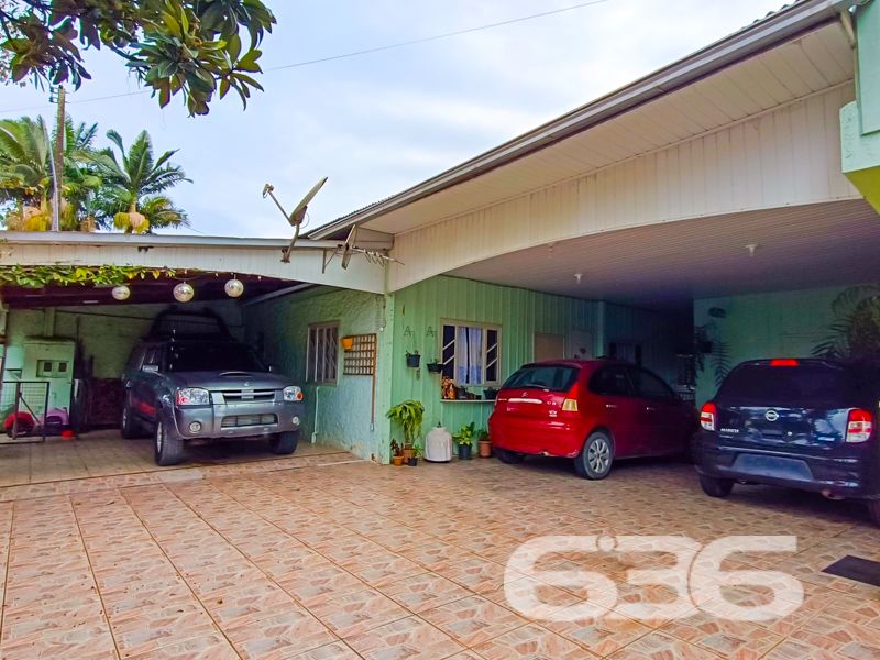 A oportunidade perfeita para você que busca um imóvel versátil e bem localizado em Joinville, está na palma da sua mão! A 636 Negócios Imobiliários apresenta este espetacular sobrado de alto padrão, localizado no bairro Itinga, que combina conforto, espaço e praticidade em um só lugar. Com uma área construída de 500 m² em um terreno de 726,88 m², a propriedade oferece amplas acomodações e diversas possibilidades de uso!
No chão térreo, destaca-se uma sala comercial de 200 m² com banheiro, prontíssima para locação.
Na parte superior, um lar completo aguarda você: são cinco dormitórios, sendo uma suíte master para garantir seu conforto. Com três banheiros, duas salas de estar, ambas integradas a uma elegante sala de jantar, além de duas cozinhas bem planejadas, esse espaço é ideal para sua família viver com muito conforto e espaço. A varanda panorâmica com redes e a área de festas com churrasqueira são perfeita para momentos de lazer e convivência.
Logo atrás, uma edícula de 90 m² aumenta ainda mais sua capacidade de acomodação. Com sala, cozinha, banheiro e mais uma suíte, esta edícula é um complemento valioso a esta propriedade já fantástica. Seis vagas de garagem, quatro delas cobertas, garantem acomodar toda a sua frota.
A proximidade com escolas renomadas, hospitais, shoppings e vias de acesso rápido torna sua rotina mais simples e prazerosa. Além disso, a conexão por fibra ótica mantém você sempre conectado ao mundo.
Este imóvel aceita animais e é totalmente murado, trazendo ainda mais segurança e praticidade. Não perca a chance de residir ou investir no coração de Itinga, uma das regiões mais convenientes de Joinville.
636 NEGÓCIOS IMOBILIÁRIOS: A SUA MELHOR ESCOLHA
Com mais de 30 anos de experiência, a 636 Negócios Imobiliários é sua parceira ideal para encontrar o imóvel perfeito. Estamos prontos para ajudá-lo a fazer deste imóvel o seu novo lar.
Telefone: (47) 3451-0636
WhatsApp: (47) 99190-0636
Não perca esta oportunidade única. Visite nosso site para mais informações: i636.com.br