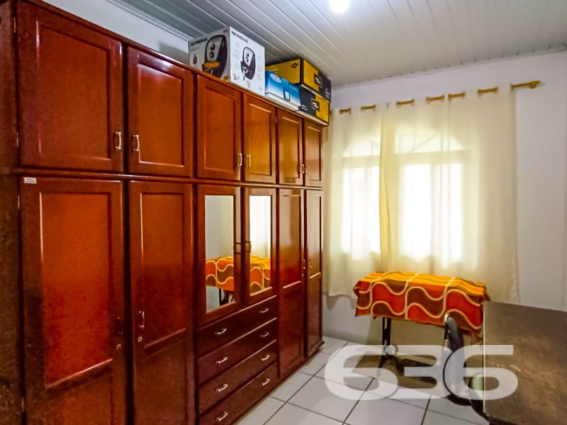 A oportunidade perfeita para você que busca um imóvel versátil e bem localizado em Joinville, está na palma da sua mão! A 636 Negócios Imobiliários apresenta este espetacular sobrado de alto padrão, localizado no bairro Itinga, que combina conforto, espaço e praticidade em um só lugar. Com uma área construída de 500 m² em um terreno de 726,88 m², a propriedade oferece amplas acomodações e diversas possibilidades de uso!
No chão térreo, destaca-se uma sala comercial de 200 m² com banheiro, prontíssima para locação.
Na parte superior, um lar completo aguarda você: são cinco dormitórios, sendo uma suíte master para garantir seu conforto. Com três banheiros, duas salas de estar, ambas integradas a uma elegante sala de jantar, além de duas cozinhas bem planejadas, esse espaço é ideal para sua família viver com muito conforto e espaço. A varanda panorâmica com redes e a área de festas com churrasqueira são perfeita para momentos de lazer e convivência.
Logo atrás, uma edícula de 90 m² aumenta ainda mais sua capacidade de acomodação. Com sala, cozinha, banheiro e mais uma suíte, esta edícula é um complemento valioso a esta propriedade já fantástica. Seis vagas de garagem, quatro delas cobertas, garantem acomodar toda a sua frota.
A proximidade com escolas renomadas, hospitais, shoppings e vias de acesso rápido torna sua rotina mais simples e prazerosa. Além disso, a conexão por fibra ótica mantém você sempre conectado ao mundo.
Este imóvel aceita animais e é totalmente murado, trazendo ainda mais segurança e praticidade. Não perca a chance de residir ou investir no coração de Itinga, uma das regiões mais convenientes de Joinville.
636 NEGÓCIOS IMOBILIÁRIOS: A SUA MELHOR ESCOLHA
Com mais de 30 anos de experiência, a 636 Negócios Imobiliários é sua parceira ideal para encontrar o imóvel perfeito. Estamos prontos para ajudá-lo a fazer deste imóvel o seu novo lar.
Telefone: (47) 3451-0636
WhatsApp: (47) 99190-0636
Não perca esta oportunidade única. Visite nosso site para mais informações: i636.com.br