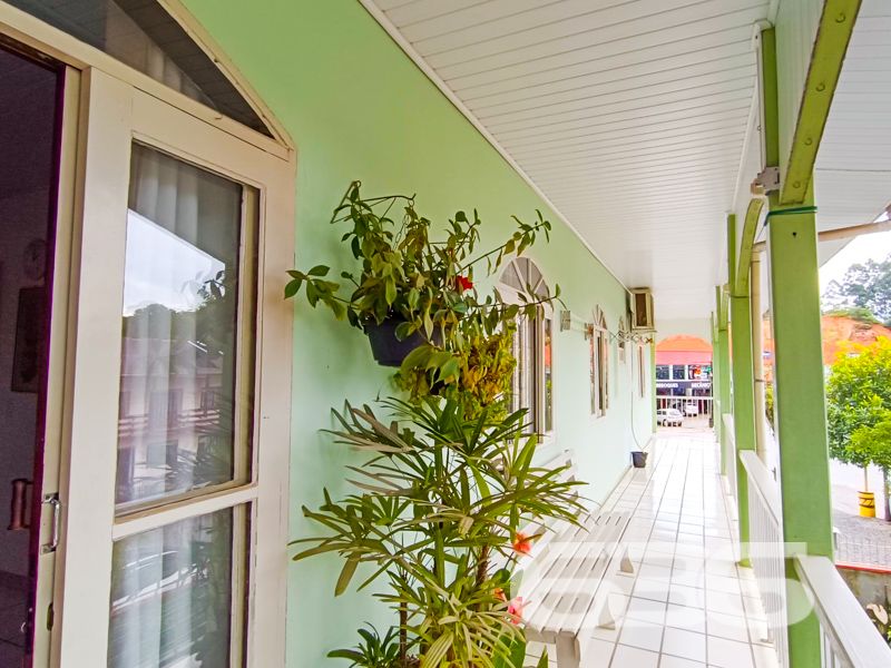 A oportunidade perfeita para você que busca um imóvel versátil e bem localizado em Joinville, está na palma da sua mão! A 636 Negócios Imobiliários apresenta este espetacular sobrado de alto padrão, localizado no bairro Itinga, que combina conforto, espaço e praticidade em um só lugar. Com uma área construída de 500 m² em um terreno de 726,88 m², a propriedade oferece amplas acomodações e diversas possibilidades de uso!
No chão térreo, destaca-se uma sala comercial de 200 m² com banheiro, prontíssima para locação.
Na parte superior, um lar completo aguarda você: são cinco dormitórios, sendo uma suíte master para garantir seu conforto. Com três banheiros, duas salas de estar, ambas integradas a uma elegante sala de jantar, além de duas cozinhas bem planejadas, esse espaço é ideal para sua família viver com muito conforto e espaço. A varanda panorâmica com redes e a área de festas com churrasqueira são perfeita para momentos de lazer e convivência.
Logo atrás, uma edícula de 90 m² aumenta ainda mais sua capacidade de acomodação. Com sala, cozinha, banheiro e mais uma suíte, esta edícula é um complemento valioso a esta propriedade já fantástica. Seis vagas de garagem, quatro delas cobertas, garantem acomodar toda a sua frota.
A proximidade com escolas renomadas, hospitais, shoppings e vias de acesso rápido torna sua rotina mais simples e prazerosa. Além disso, a conexão por fibra ótica mantém você sempre conectado ao mundo.
Este imóvel aceita animais e é totalmente murado, trazendo ainda mais segurança e praticidade. Não perca a chance de residir ou investir no coração de Itinga, uma das regiões mais convenientes de Joinville.
636 NEGÓCIOS IMOBILIÁRIOS: A SUA MELHOR ESCOLHA
Com mais de 30 anos de experiência, a 636 Negócios Imobiliários é sua parceira ideal para encontrar o imóvel perfeito. Estamos prontos para ajudá-lo a fazer deste imóvel o seu novo lar.
Telefone: (47) 3451-0636
WhatsApp: (47) 99190-0636
Não perca esta oportunidade única. Visite nosso site para mais informações: i636.com.br