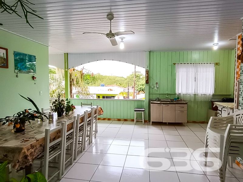 A oportunidade perfeita para você que busca um imóvel versátil e bem localizado em Joinville, está na palma da sua mão! A 636 Negócios Imobiliários apresenta este espetacular sobrado de alto padrão, localizado no bairro Itinga, que combina conforto, espaço e praticidade em um só lugar. Com uma área construída de 500 m² em um terreno de 726,88 m², a propriedade oferece amplas acomodações e diversas possibilidades de uso!
No chão térreo, destaca-se uma sala comercial de 200 m² com banheiro, prontíssima para locação.
Na parte superior, um lar completo aguarda você: são cinco dormitórios, sendo uma suíte master para garantir seu conforto. Com três banheiros, duas salas de estar, ambas integradas a uma elegante sala de jantar, além de duas cozinhas bem planejadas, esse espaço é ideal para sua família viver com muito conforto e espaço. A varanda panorâmica com redes e a área de festas com churrasqueira são perfeita para momentos de lazer e convivência.
Logo atrás, uma edícula de 90 m² aumenta ainda mais sua capacidade de acomodação. Com sala, cozinha, banheiro e mais uma suíte, esta edícula é um complemento valioso a esta propriedade já fantástica. Seis vagas de garagem, quatro delas cobertas, garantem acomodar toda a sua frota.
A proximidade com escolas renomadas, hospitais, shoppings e vias de acesso rápido torna sua rotina mais simples e prazerosa. Além disso, a conexão por fibra ótica mantém você sempre conectado ao mundo.
Este imóvel aceita animais e é totalmente murado, trazendo ainda mais segurança e praticidade. Não perca a chance de residir ou investir no coração de Itinga, uma das regiões mais convenientes de Joinville.
636 NEGÓCIOS IMOBILIÁRIOS: A SUA MELHOR ESCOLHA
Com mais de 30 anos de experiência, a 636 Negócios Imobiliários é sua parceira ideal para encontrar o imóvel perfeito. Estamos prontos para ajudá-lo a fazer deste imóvel o seu novo lar.
Telefone: (47) 3451-0636
WhatsApp: (47) 99190-0636
Não perca esta oportunidade única. Visite nosso site para mais informações: i636.com.br