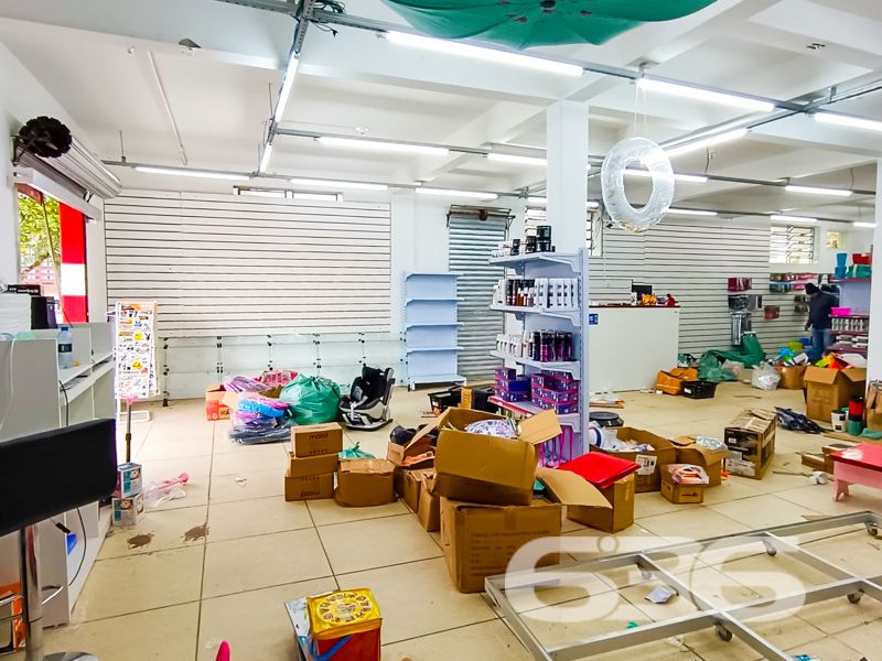 A oportunidade perfeita para você que busca um imóvel versátil e bem localizado em Joinville, está na palma da sua mão! A 636 Negócios Imobiliários apresenta este espetacular sobrado de alto padrão, localizado no bairro Itinga, que combina conforto, espaço e praticidade em um só lugar. Com uma área construída de 500 m² em um terreno de 726,88 m², a propriedade oferece amplas acomodações e diversas possibilidades de uso!
No chão térreo, destaca-se uma sala comercial de 200 m² com banheiro, prontíssima para locação.
Na parte superior, um lar completo aguarda você: são cinco dormitórios, sendo uma suíte master para garantir seu conforto. Com três banheiros, duas salas de estar, ambas integradas a uma elegante sala de jantar, além de duas cozinhas bem planejadas, esse espaço é ideal para sua família viver com muito conforto e espaço. A varanda panorâmica com redes e a área de festas com churrasqueira são perfeita para momentos de lazer e convivência.
Logo atrás, uma edícula de 90 m² aumenta ainda mais sua capacidade de acomodação. Com sala, cozinha, banheiro e mais uma suíte, esta edícula é um complemento valioso a esta propriedade já fantástica. Seis vagas de garagem, quatro delas cobertas, garantem acomodar toda a sua frota.
A proximidade com escolas renomadas, hospitais, shoppings e vias de acesso rápido torna sua rotina mais simples e prazerosa. Além disso, a conexão por fibra ótica mantém você sempre conectado ao mundo.
Este imóvel aceita animais e é totalmente murado, trazendo ainda mais segurança e praticidade. Não perca a chance de residir ou investir no coração de Itinga, uma das regiões mais convenientes de Joinville.
636 NEGÓCIOS IMOBILIÁRIOS: A SUA MELHOR ESCOLHA
Com mais de 30 anos de experiência, a 636 Negócios Imobiliários é sua parceira ideal para encontrar o imóvel perfeito. Estamos prontos para ajudá-lo a fazer deste imóvel o seu novo lar.
Telefone: (47) 3451-0636
WhatsApp: (47) 99190-0636
Não perca esta oportunidade única. Visite nosso site para mais informações: i636.com.br