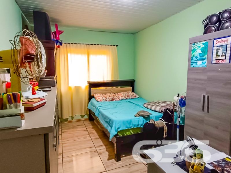 A oportunidade perfeita para você que busca um imóvel versátil e bem localizado em Joinville, está na palma da sua mão! A 636 Negócios Imobiliários apresenta este espetacular sobrado de alto padrão, localizado no bairro Itinga, que combina conforto, espaço e praticidade em um só lugar. Com uma área construída de 500 m² em um terreno de 726,88 m², a propriedade oferece amplas acomodações e diversas possibilidades de uso!
No chão térreo, destaca-se uma sala comercial de 200 m² com banheiro, prontíssima para locação.
Na parte superior, um lar completo aguarda você: são cinco dormitórios, sendo uma suíte master para garantir seu conforto. Com três banheiros, duas salas de estar, ambas integradas a uma elegante sala de jantar, além de duas cozinhas bem planejadas, esse espaço é ideal para sua família viver com muito conforto e espaço. A varanda panorâmica com redes e a área de festas com churrasqueira são perfeita para momentos de lazer e convivência.
Logo atrás, uma edícula de 90 m² aumenta ainda mais sua capacidade de acomodação. Com sala, cozinha, banheiro e mais uma suíte, esta edícula é um complemento valioso a esta propriedade já fantástica. Seis vagas de garagem, quatro delas cobertas, garantem acomodar toda a sua frota.
A proximidade com escolas renomadas, hospitais, shoppings e vias de acesso rápido torna sua rotina mais simples e prazerosa. Além disso, a conexão por fibra ótica mantém você sempre conectado ao mundo.
Este imóvel aceita animais e é totalmente murado, trazendo ainda mais segurança e praticidade. Não perca a chance de residir ou investir no coração de Itinga, uma das regiões mais convenientes de Joinville.
636 NEGÓCIOS IMOBILIÁRIOS: A SUA MELHOR ESCOLHA
Com mais de 30 anos de experiência, a 636 Negócios Imobiliários é sua parceira ideal para encontrar o imóvel perfeito. Estamos prontos para ajudá-lo a fazer deste imóvel o seu novo lar.
Telefone: (47) 3451-0636
WhatsApp: (47) 99190-0636
Não perca esta oportunidade única. Visite nosso site para mais informações: i636.com.br