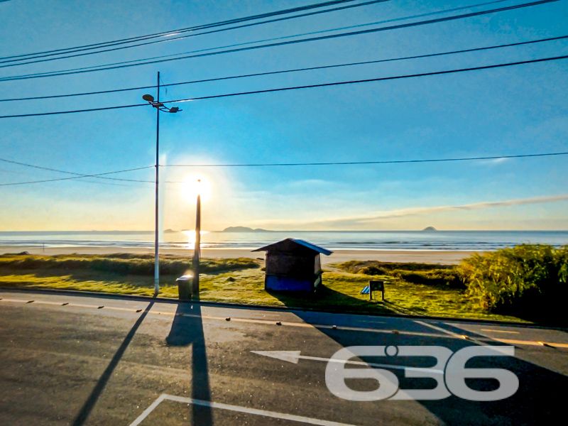 Oportunidade Exclusiva à Beira-Mar em São Francisco do Sul/SC!
Imagine acordar todos os dias com o som das ondas, o cheiro da maresia e uma vista deslumbrante para o nascer do sol sobre o mar. Essa é a realidade que este terreno proporciona!
Localizado na encantadora praia de Ubatuba, em São Francisco do Sul/SC, este terreno de esquina, com 628,93m² de área total, é o espaço ideal para construir o seu refúgio de veraneio, moradia definitiva ou até mesmo investir em um projeto de alto padrão em frente à praia.
Rodeado por residências de alto padrão e vegetação nativa cuidadosamente preservada, o terreno oferece visual livre para o mar, paisagismo natural com coqueiros e uma atmosfera de tranquilidade e exclusividade.
As imagens falam por si: nascer do sol cinematográfico, rua calma, acesso asfaltado e paisagens de tirar o fôlego. É o tipo de imóvel que valoriza com o tempo e que proporciona momentos inesquecíveis com a família e amigos.
Este é mais do que um terreno. É um convite para viver o que há de melhor no litoral catarinense, com a solidez de quem entende de imóveis: 636 Negócios Imobiliários, há mais de 30 anos realizando sonhos com segurança, conhecimento técnico e excelência em cada negociação.
Não perca essa chance única. Agende sua visita e venha sentir pessoalmente o potencial desse imóvel.
636 NEGÓCIOS IMOBILIÁRIOS: A SUA MELHOR ESCOLHA
Com mais de 30 anos de experiência, a 636 Negócios Imobiliários é sua parceira ideal para encontrar o imóvel perfeito. Estamos prontos para ajudá-lo a fazer deste imóvel o seu novo lar.
Telefone: (47) 3451-0636
WhatsApp: (47) 99190-0636
Não perca esta oportunidade única. Visite nosso site para mais informações: i636.com.br