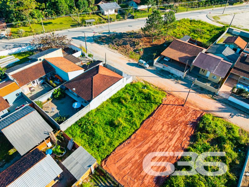 Terreno à Venda em Balneário Barra do Sul - A Oportunidade que Você Esperava!

Você está à procura do lugar ideal para construir a casa dos seus sonhos ou investir em um projeto promissor? Temos a oportunidade perfeita para você! Apresentamos este incrível terreno à venda em Balneário Barra do Sul, especificamente no acolhedor bairro de Pinheiros. Localizado em uma área de constante valorização e desenvolvimento, este terreno é a chance perfeita para começar seu novo projeto.

Vantagens Exclusivas:

1. Potencial de Crescimento: Balneário Barra do Sul é um dos destinos que mais crescem em Santa Catarina, oferecendo uma infraestrutura em evolução e oportunidades surpreendentes para investidores visionários.

2. Tranquilidade e Conexão com a Natureza: O bairro de Pinheiros é conhecido pela sua calma e proximidade com a natureza. Se você valoriza um estilo de vida sereno, esta é a escolha certa.

3. Versatilidade de Projetos: Com uma topografia plana e geometria regular, este terreno é ideal para variados projetos arquitetônicos, oferecendo liberdade para idealizar desde residências familiares até empreendimentos comerciais.

4. Acesso Facilitado: Apesar da tranquilidade do bairro, você está a poucos minutos do centro da cidade e das belas praias da região. 

Por Que Investir Aqui?

Balneário Barra do Sul é mais do que uma localização; é um estilo de vida. Conhecida por suas praias serenas, manguezais e rica biodiversidade, esta cidade oferece qualidade de vida incomparável. Hoje é o momento ideal para investir nesta região que promete um retorno garantido.

Imagine acordar todos os dias em um local onde a tranquilidade e a conveniência se encontram. Visualize seu novo lar, ou um empreendimento lucrativo, tomando forma em um terreno que oferece o melhor dos dois mundos: proximidade com as belezas naturais e desenvolvimento urbano.

Não perca tempo! Terrenos assim não ficam disponíveis por muito tempo. Transforme seu sonho em realidade hoje. Entre em contato conosco e venha visitar o local que pode ser o palco do seu próximo grande projeto. A 636 Negócios Imobiliários está aqui para realizar seus sonhos!
 
636 NEGÓCIOS IMOBILIÁRIOS: A SUA MELHOR ESCOLHA
Com mais de 30 anos de experiência, a 636 Negócios Imobiliários é sua parceira ideal para encontrar o imóvel perfeito. Estamos prontos para ajudá-lo a fazer deste imóvel o seu novo lar.
 
Telefone: (47) 3451-0636
WhatsApp: (47) 99190-0636
 
Não perca esta oportunidade única. Visite nosso site para mais informações: i636.com.br