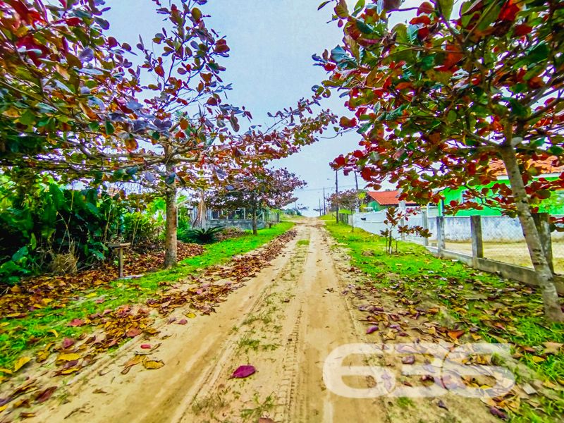 Descubra Seu Pedacinho de Paraíso em São Francisco do Sul!
Apresentamos uma oportunidade única para quem busca uma conexão mais próxima com a natureza, sem abrir mão do conforto e da acessibilidade. Localizado na encantadora Praia do Ervino, em São Francisco do Sul, um dos municípios mais charmosos e históricos de Santa Catarina, este terreno é o convite perfeito para você realizar seu sonho de viver ou investir em um dos locais mais cobiçados do nosso litoral.
Características Exclusivas do Terreno:
- Área Total: 300,00m² – Um espaço ideal para você construir a casa dos sonhos ou um projeto inovador no coração da natureza.
- Topografia: Terreno plano, facilitando o planejamento e execução da sua construção com menos custos de movimentação de terra.
- Localização: Praia do Ervino, São Francisco do Sul, SC – uma localização encantadora sem rua pavimentada, garantindo uma experiência mais próxima da essência natural do local.
Imagine acordar com o suave som das ondas do mar, sentir a brisa marítima e ainda estar em um cenário que combina tranquilidade e aconchego. Este terreno é a definição de refúgio perfeito, onde você pode criar memórias inesquecíveis com sua família.
Potencial de Investimento:
O constante desenvolvimento e valorização da região fazem deste terreno uma oportunidade imperdível. Seja para a construção de um refúgio de férias, residência fixa ou investimento em locação para temporadas, a popularidade de São Francisco do Sul é garantia de retorno certo.
Acesso e Mobilidade:
Por que esperar mais? Dê o primeiro passo para transformar seu sonho em realidade. Entre em contato com a 636 Negócios Imobiliários e saiba como adquirir essa joia da natureza em uma das praias mais belas do Brasil.
Façamos juntos esse sonho acontecer!
Com mais de 30 anos de experiência, a 636 Negócios Imobiliários é sua parceira ideal para encontrar o imóvel perfeito. Estamos prontos para ajudá-lo a fazer deste imóvel o seu novo lar.
Telefone: (47) 3451-0636
WhatsApp: (47) 99190-0636
Não perca esta oportunidade única. Visite nosso site para mais informações: i636.com.br