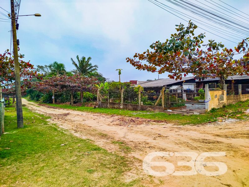 Descubra Seu Pedacinho de Paraíso em São Francisco do Sul!
Apresentamos uma oportunidade única para quem busca uma conexão mais próxima com a natureza, sem abrir mão do conforto e da acessibilidade. Localizado na encantadora Praia do Ervino, em São Francisco do Sul, um dos municípios mais charmosos e históricos de Santa Catarina, este terreno é o convite perfeito para você realizar seu sonho de viver ou investir em um dos locais mais cobiçados do nosso litoral.
Características Exclusivas do Terreno:
- Área Total: 300,00m² – Um espaço ideal para você construir a casa dos sonhos ou um projeto inovador no coração da natureza.
- Topografia: Terreno plano, facilitando o planejamento e execução da sua construção com menos custos de movimentação de terra.
- Localização: Praia do Ervino, São Francisco do Sul, SC – uma localização encantadora sem rua pavimentada, garantindo uma experiência mais próxima da essência natural do local.
Imagine acordar com o suave som das ondas do mar, sentir a brisa marítima e ainda estar em um cenário que combina tranquilidade e aconchego. Este terreno é a definição de refúgio perfeito, onde você pode criar memórias inesquecíveis com sua família.
Potencial de Investimento:
O constante desenvolvimento e valorização da região fazem deste terreno uma oportunidade imperdível. Seja para a construção de um refúgio de férias, residência fixa ou investimento em locação para temporadas, a popularidade de São Francisco do Sul é garantia de retorno certo.
Acesso e Mobilidade:
Por que esperar mais? Dê o primeiro passo para transformar seu sonho em realidade. Entre em contato com a 636 Negócios Imobiliários e saiba como adquirir essa joia da natureza em uma das praias mais belas do Brasil.
Façamos juntos esse sonho acontecer!
Com mais de 30 anos de experiência, a 636 Negócios Imobiliários é sua parceira ideal para encontrar o imóvel perfeito. Estamos prontos para ajudá-lo a fazer deste imóvel o seu novo lar.
Telefone: (47) 3451-0636
WhatsApp: (47) 99190-0636
Não perca esta oportunidade única. Visite nosso site para mais informações: i636.com.br