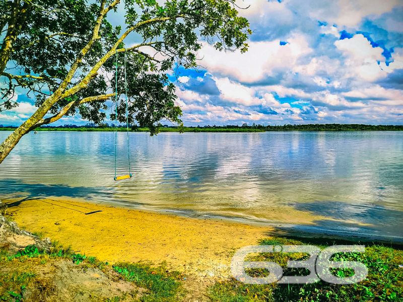 Descubra Seu Pedacinho de Paraíso em São Francisco do Sul!
Apresentamos uma oportunidade única para quem busca uma conexão mais próxima com a natureza, sem abrir mão do conforto e da acessibilidade. Localizado na encantadora Praia do Ervino, em São Francisco do Sul, um dos municípios mais charmosos e históricos de Santa Catarina, este terreno é o convite perfeito para você realizar seu sonho de viver ou investir em um dos locais mais cobiçados do nosso litoral.
Características Exclusivas do Terreno:
- Área Total: 300,00m² – Um espaço ideal para você construir a casa dos sonhos ou um projeto inovador no coração da natureza.
- Topografia: Terreno plano, facilitando o planejamento e execução da sua construção com menos custos de movimentação de terra.
- Localização: Praia do Ervino, São Francisco do Sul, SC – uma localização encantadora sem rua pavimentada, garantindo uma experiência mais próxima da essência natural do local.
Imagine acordar com o suave som das ondas do mar, sentir a brisa marítima e ainda estar em um cenário que combina tranquilidade e aconchego. Este terreno é a definição de refúgio perfeito, onde você pode criar memórias inesquecíveis com sua família.
Potencial de Investimento:
O constante desenvolvimento e valorização da região fazem deste terreno uma oportunidade imperdível. Seja para a construção de um refúgio de férias, residência fixa ou investimento em locação para temporadas, a popularidade de São Francisco do Sul é garantia de retorno certo.
Acesso e Mobilidade:
Por que esperar mais? Dê o primeiro passo para transformar seu sonho em realidade. Entre em contato com a 636 Negócios Imobiliários e saiba como adquirir essa joia da natureza em uma das praias mais belas do Brasil.
Façamos juntos esse sonho acontecer!
Com mais de 30 anos de experiência, a 636 Negócios Imobiliários é sua parceira ideal para encontrar o imóvel perfeito. Estamos prontos para ajudá-lo a fazer deste imóvel o seu novo lar.
Telefone: (47) 3451-0636
WhatsApp: (47) 99190-0636
Não perca esta oportunidade única. Visite nosso site para mais informações: i636.com.br