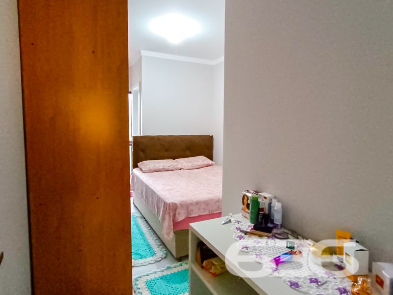 Se você está em busca de um lar moderno, confortável e estrategicamente localizado, prepare-se para conhecer esse sobrado geminado. Situado no encantador bairro Itinga, em Araquari, Santa Catarina, esta residência oferece uma combinação perfeita de tranquilidade e praticidade.
Ao adentrar, você será recebido por uma sala de estar prática que se conecta de maneira fluida à copa e cozinha conjugada, permitindo um espaço perfeito para confraternizações. O imóvel conta ainda com um dormitório e uma suíte, ambos decorados de forma confortável, assegurando o seu bem-estar e privacidade. Destaque especial para os dois banheiros, que oferecem funcionalidade e estilo.
Para os amantes de um bom churrasco, a churrasqueira é ideal para momentos de lazer com a família e amigos. Além disso, a casa é vendida 100% mobiliada em regime de porteira fechada.
No exterior, o imóvel é cercado por um robusto muro e possui um portão eletrônico oferecido para maior segurança, enquanto a garagem descoberta está pronta para acomodar seu veículo. Áreas de serviço completas, sacada para momentos de relaxamento, e uma ligação com a internet por fibra ótica completam este incrivelmente conveniente pacote.
A localização não poderia ser mais privilegiada. A poucos minutos das principais vias de acesso e próximo a centros comerciais, como shopping centers, o sobrado também está perto de serviços públicos essenciais, escolas, hospitais e transporte público. É urbanidade e tranquilidade, tudo em um só lugar.
Permitem-se animais de estimação, tornando-o perfeito para famílias de todos os tipos e tamanhos. Não perca esta oportunidade única de viver com conforto e praticidade em um dos bairros mais desejados de Araquari. Entre em contato para mais detalhes e agende uma visita. Sua nova casa na Itinga está te esperando!
636 NEGÓCIOS IMOBILIÁRIOS: A SUA MELHOR ESCOLHA
Com mais de 30 anos de experiência, a 636 Negócios Imobiliários é sua parceira ideal para encontrar o imóvel perfeito. Estamos prontos para ajudá-lo a fazer deste imóvel o seu novo lar.
Telefone: (47) 3451-0636
WhatsApp: (47) 99190-0636
Não perca esta oportunidade única. Visite nosso site para mais informações: i636.com.br
