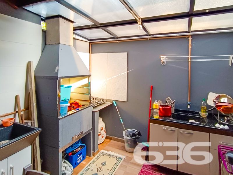 Se você está em busca de um lar moderno, confortável e estrategicamente localizado, prepare-se para conhecer esse sobrado geminado. Situado no encantador bairro Itinga, em Araquari, Santa Catarina, esta residência oferece uma combinação perfeita de tranquilidade e praticidade.
Ao adentrar, você será recebido por uma sala de estar prática que se conecta de maneira fluida à copa e cozinha conjugada, permitindo um espaço perfeito para confraternizações. O imóvel conta ainda com um dormitório e uma suíte, ambos decorados de forma confortável, assegurando o seu bem-estar e privacidade. Destaque especial para os dois banheiros, que oferecem funcionalidade e estilo.
Para os amantes de um bom churrasco, a churrasqueira é ideal para momentos de lazer com a família e amigos. Além disso, a casa é vendida 100% mobiliada em regime de porteira fechada.
No exterior, o imóvel é cercado por um robusto muro e possui um portão eletrônico oferecido para maior segurança, enquanto a garagem descoberta está pronta para acomodar seu veículo. Áreas de serviço completas, sacada para momentos de relaxamento, e uma ligação com a internet por fibra ótica completam este incrivelmente conveniente pacote.
A localização não poderia ser mais privilegiada. A poucos minutos das principais vias de acesso e próximo a centros comerciais, como shopping centers, o sobrado também está perto de serviços públicos essenciais, escolas, hospitais e transporte público. É urbanidade e tranquilidade, tudo em um só lugar.
Permitem-se animais de estimação, tornando-o perfeito para famílias de todos os tipos e tamanhos. Não perca esta oportunidade única de viver com conforto e praticidade em um dos bairros mais desejados de Araquari. Entre em contato para mais detalhes e agende uma visita. Sua nova casa na Itinga está te esperando!
636 NEGÓCIOS IMOBILIÁRIOS: A SUA MELHOR ESCOLHA
Com mais de 30 anos de experiência, a 636 Negócios Imobiliários é sua parceira ideal para encontrar o imóvel perfeito. Estamos prontos para ajudá-lo a fazer deste imóvel o seu novo lar.
Telefone: (47) 3451-0636
WhatsApp: (47) 99190-0636
Não perca esta oportunidade única. Visite nosso site para mais informações: i636.com.br