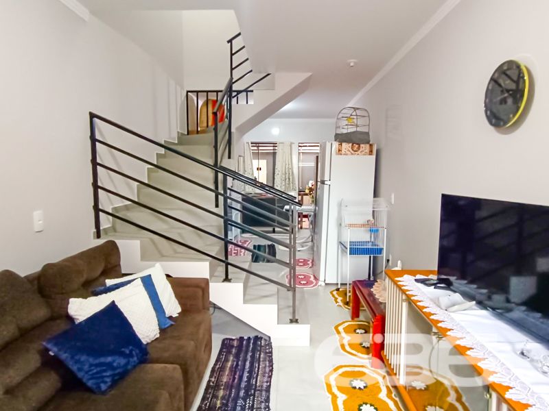 Se você está em busca de um lar moderno, confortável e estrategicamente localizado, prepare-se para conhecer esse sobrado geminado. Situado no encantador bairro Itinga, em Araquari, Santa Catarina, esta residência oferece uma combinação perfeita de tranquilidade e praticidade.
Ao adentrar, você será recebido por uma sala de estar prática que se conecta de maneira fluida à copa e cozinha conjugada, permitindo um espaço perfeito para confraternizações. O imóvel conta ainda com um dormitório e uma suíte, ambos decorados de forma confortável, assegurando o seu bem-estar e privacidade. Destaque especial para os dois banheiros, que oferecem funcionalidade e estilo.
Para os amantes de um bom churrasco, a churrasqueira é ideal para momentos de lazer com a família e amigos. Além disso, a casa é vendida 100% mobiliada em regime de porteira fechada.
No exterior, o imóvel é cercado por um robusto muro e possui um portão eletrônico oferecido para maior segurança, enquanto a garagem descoberta está pronta para acomodar seu veículo. Áreas de serviço completas, sacada para momentos de relaxamento, e uma ligação com a internet por fibra ótica completam este incrivelmente conveniente pacote.
A localização não poderia ser mais privilegiada. A poucos minutos das principais vias de acesso e próximo a centros comerciais, como shopping centers, o sobrado também está perto de serviços públicos essenciais, escolas, hospitais e transporte público. É urbanidade e tranquilidade, tudo em um só lugar.
Permitem-se animais de estimação, tornando-o perfeito para famílias de todos os tipos e tamanhos. Não perca esta oportunidade única de viver com conforto e praticidade em um dos bairros mais desejados de Araquari. Entre em contato para mais detalhes e agende uma visita. Sua nova casa na Itinga está te esperando!
636 NEGÓCIOS IMOBILIÁRIOS: A SUA MELHOR ESCOLHA
Com mais de 30 anos de experiência, a 636 Negócios Imobiliários é sua parceira ideal para encontrar o imóvel perfeito. Estamos prontos para ajudá-lo a fazer deste imóvel o seu novo lar.
Telefone: (47) 3451-0636
WhatsApp: (47) 99190-0636
Não perca esta oportunidade única. Visite nosso site para mais informações: i636.com.br