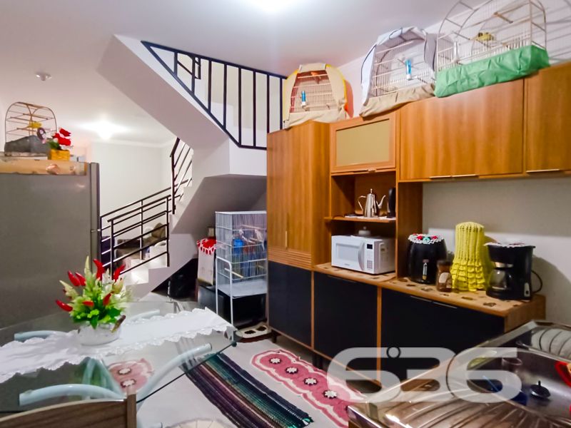 Se você está em busca de um lar moderno, confortável e estrategicamente localizado, prepare-se para conhecer esse sobrado geminado. Situado no encantador bairro Itinga, em Araquari, Santa Catarina, esta residência oferece uma combinação perfeita de tranquilidade e praticidade.
Ao adentrar, você será recebido por uma sala de estar prática que se conecta de maneira fluida à copa e cozinha conjugada, permitindo um espaço perfeito para confraternizações. O imóvel conta ainda com um dormitório e uma suíte, ambos decorados de forma confortável, assegurando o seu bem-estar e privacidade. Destaque especial para os dois banheiros, que oferecem funcionalidade e estilo.
Para os amantes de um bom churrasco, a churrasqueira é ideal para momentos de lazer com a família e amigos. Além disso, a casa é vendida 100% mobiliada em regime de porteira fechada.
No exterior, o imóvel é cercado por um robusto muro e possui um portão eletrônico oferecido para maior segurança, enquanto a garagem descoberta está pronta para acomodar seu veículo. Áreas de serviço completas, sacada para momentos de relaxamento, e uma ligação com a internet por fibra ótica completam este incrivelmente conveniente pacote.
A localização não poderia ser mais privilegiada. A poucos minutos das principais vias de acesso e próximo a centros comerciais, como shopping centers, o sobrado também está perto de serviços públicos essenciais, escolas, hospitais e transporte público. É urbanidade e tranquilidade, tudo em um só lugar.
Permitem-se animais de estimação, tornando-o perfeito para famílias de todos os tipos e tamanhos. Não perca esta oportunidade única de viver com conforto e praticidade em um dos bairros mais desejados de Araquari. Entre em contato para mais detalhes e agende uma visita. Sua nova casa na Itinga está te esperando!
636 NEGÓCIOS IMOBILIÁRIOS: A SUA MELHOR ESCOLHA
Com mais de 30 anos de experiência, a 636 Negócios Imobiliários é sua parceira ideal para encontrar o imóvel perfeito. Estamos prontos para ajudá-lo a fazer deste imóvel o seu novo lar.
Telefone: (47) 3451-0636
WhatsApp: (47) 99190-0636
Não perca esta oportunidade única. Visite nosso site para mais informações: i636.com.br