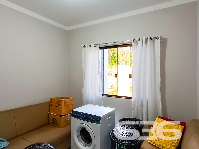 Se você está em busca de um lar moderno, confortável e estrategicamente localizado, prepare-se para conhecer esse sobrado geminado. Situado no encantador bairro Itinga, em Araquari, Santa Catarina, esta residência oferece uma combinação perfeita de tranquilidade e praticidade.
Ao adentrar, você será recebido por uma sala de estar prática que se conecta de maneira fluida à copa e cozinha conjugada, permitindo um espaço perfeito para confraternizações. O imóvel conta ainda com um dormitório e uma suíte, ambos decorados de forma confortável, assegurando o seu bem-estar e privacidade. Destaque especial para os dois banheiros, que oferecem funcionalidade e estilo.
Para os amantes de um bom churrasco, a churrasqueira é ideal para momentos de lazer com a família e amigos. Além disso, a casa é vendida 100% mobiliada em regime de porteira fechada.
No exterior, o imóvel é cercado por um robusto muro e possui um portão eletrônico oferecido para maior segurança, enquanto a garagem descoberta está pronta para acomodar seu veículo. Áreas de serviço completas, sacada para momentos de relaxamento, e uma ligação com a internet por fibra ótica completam este incrivelmente conveniente pacote.
A localização não poderia ser mais privilegiada. A poucos minutos das principais vias de acesso e próximo a centros comerciais, como shopping centers, o sobrado também está perto de serviços públicos essenciais, escolas, hospitais e transporte público. É urbanidade e tranquilidade, tudo em um só lugar.
Permitem-se animais de estimação, tornando-o perfeito para famílias de todos os tipos e tamanhos. Não perca esta oportunidade única de viver com conforto e praticidade em um dos bairros mais desejados de Araquari. Entre em contato para mais detalhes e agende uma visita. Sua nova casa na Itinga está te esperando!
636 NEGÓCIOS IMOBILIÁRIOS: A SUA MELHOR ESCOLHA
Com mais de 30 anos de experiência, a 636 Negócios Imobiliários é sua parceira ideal para encontrar o imóvel perfeito. Estamos prontos para ajudá-lo a fazer deste imóvel o seu novo lar.
Telefone: (47) 3451-0636
WhatsApp: (47) 99190-0636
Não perca esta oportunidade única. Visite nosso site para mais informações: i636.com.br