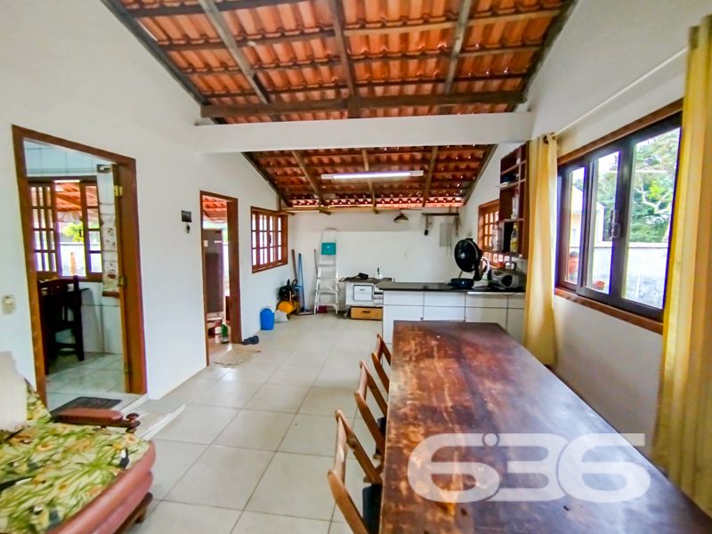 Se você busca um refúgio de tranquilidade e conforto, preparado para oferecer momentos inesquecíveis para toda a família, temos a opção perfeita para você!
Apresentamos esta encantadora residência térrea que combina praticidade e bom gosto em cada canto, localizada no bairro Ervino, em São Francisco do Sul, SC. Esta casa de alvenaria possui 150m² de área, perfeitamente distribuída em um terreno de 490m², garantindo espaço e conforto para seus moradores.
Ao adentrar este imóvel, você será recepcionado por um ambiente acolhedor. A sala de estar é ideal para os momentos de convivência e descanso. A casa conta com dois amplos dormitórios, uma suíte que proporciona a privacidade e o conforto que você merece. Além disso, a residência oferece dois banheiros, garantindo praticidade no dia a dia. A cozinha, em conceito gourmet, foi pensada para atender bem tanto ao dia a dia quanto em ocasiões especiais, possuindo um ótimo espaço para suas refeições e preparos culinários.
A área de festas é um dos grandes destaques do imóvel. Perfeita para reunir amigos e familiares, ela é equipada com churrasqueira, ideal para churrascos nos finais de semana ou celebrações especiais. A casa ainda conta com uma área de serviço prática e funcional, facilitando as tarefas diárias.
Com duas vagas de garagem coberta, você terá total tranquilidade e segurança para estacionar seus veículos. Todo o imóvel é cercado, garantindo privacidade e segurança, e sua arquitetura térrea é ideal tanto para quem tem crianças quanto para quem deseja conforto e acessibilidade.
Além disso, a localização é privilegiada: está a apenas 200 metros da deslumbrante Praia do Ervino. A proximidade com vias de acesso, transporte público, escolas e serviços públicos essenciais torna o dia a dia muito mais prático. O bairro oferece uma excelente infraestrutura, combinando a tranquilidade da vida à beira-mar com a conveniência urbana.
Não perca essa oportunidade única de morar em um lugar que oferece qualidade de vida, conforto e lazer. Entre em contato com a 636 Negócios Imobiliários para agendar sua visita e venha conhecer de perto este verdadeiro paraíso. A sua nova vida começa aqui!
636 NEGÓCIOS IMOBILIÁRIOS: A SUA MELHOR ESCOLHA
Com mais de 30 anos de experiência, a 636 Negócios Imobiliários é sua parceira ideal para encontrar o imóvel perfeito. Estamos prontos para ajudá-lo a fazer deste imóvel o seu novo lar.
Telefone: (47) 3451-0636
WhatsApp: (47) 99190-0636
Não perca esta oportunidade única. Visite nosso site para mais informações: i636.com.br