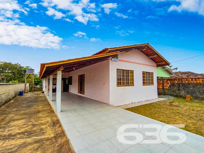 Se você busca um refúgio de tranquilidade e conforto, preparado para oferecer momentos inesquecíveis para toda a família, temos a opção perfeita para você!
Apresentamos esta encantadora residência térrea que combina praticidade e bom gosto em cada canto, localizada no bairro Ervino, em São Francisco do Sul, SC. Esta casa de alvenaria possui 150m² de área, perfeitamente distribuída em um terreno de 490m², garantindo espaço e conforto para seus moradores.
Ao adentrar este imóvel, você será recepcionado por um ambiente acolhedor. A sala de estar é ideal para os momentos de convivência e descanso. A casa conta com dois amplos dormitórios, uma suíte que proporciona a privacidade e o conforto que você merece. Além disso, a residência oferece dois banheiros, garantindo praticidade no dia a dia. A cozinha, em conceito gourmet, foi pensada para atender bem tanto ao dia a dia quanto em ocasiões especiais, possuindo um ótimo espaço para suas refeições e preparos culinários.
A área de festas é um dos grandes destaques do imóvel. Perfeita para reunir amigos e familiares, ela é equipada com churrasqueira, ideal para churrascos nos finais de semana ou celebrações especiais. A casa ainda conta com uma área de serviço prática e funcional, facilitando as tarefas diárias.
Com duas vagas de garagem coberta, você terá total tranquilidade e segurança para estacionar seus veículos. Todo o imóvel é cercado, garantindo privacidade e segurança, e sua arquitetura térrea é ideal tanto para quem tem crianças quanto para quem deseja conforto e acessibilidade.
Além disso, a localização é privilegiada: está a apenas 200 metros da deslumbrante Praia do Ervino. A proximidade com vias de acesso, transporte público, escolas e serviços públicos essenciais torna o dia a dia muito mais prático. O bairro oferece uma excelente infraestrutura, combinando a tranquilidade da vida à beira-mar com a conveniência urbana.
Não perca essa oportunidade única de morar em um lugar que oferece qualidade de vida, conforto e lazer. Entre em contato com a 636 Negócios Imobiliários para agendar sua visita e venha conhecer de perto este verdadeiro paraíso. A sua nova vida começa aqui!
636 NEGÓCIOS IMOBILIÁRIOS: A SUA MELHOR ESCOLHA
Com mais de 30 anos de experiência, a 636 Negócios Imobiliários é sua parceira ideal para encontrar o imóvel perfeito. Estamos prontos para ajudá-lo a fazer deste imóvel o seu novo lar.
Telefone: (47) 3451-0636
WhatsApp: (47) 99190-0636
Não perca esta oportunidade única. Visite nosso site para mais informações: i636.com.br