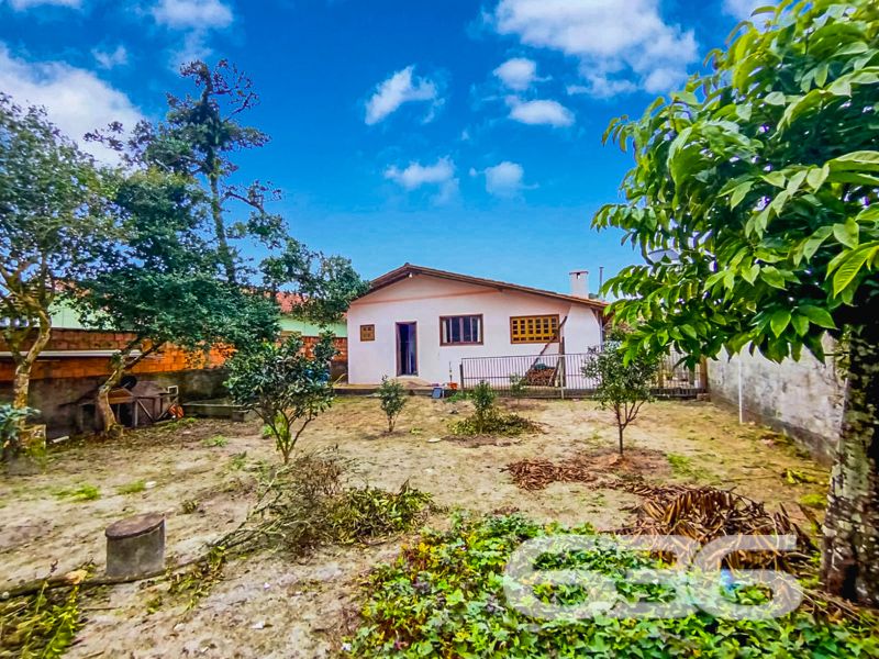 Se você busca um refúgio de tranquilidade e conforto, preparado para oferecer momentos inesquecíveis para toda a família, temos a opção perfeita para você!
Apresentamos esta encantadora residência térrea que combina praticidade e bom gosto em cada canto, localizada no bairro Ervino, em São Francisco do Sul, SC. Esta casa de alvenaria possui 150m² de área, perfeitamente distribuída em um terreno de 490m², garantindo espaço e conforto para seus moradores.
Ao adentrar este imóvel, você será recepcionado por um ambiente acolhedor. A sala de estar é ideal para os momentos de convivência e descanso. A casa conta com dois amplos dormitórios, uma suíte que proporciona a privacidade e o conforto que você merece. Além disso, a residência oferece dois banheiros, garantindo praticidade no dia a dia. A cozinha, em conceito gourmet, foi pensada para atender bem tanto ao dia a dia quanto em ocasiões especiais, possuindo um ótimo espaço para suas refeições e preparos culinários.
A área de festas é um dos grandes destaques do imóvel. Perfeita para reunir amigos e familiares, ela é equipada com churrasqueira, ideal para churrascos nos finais de semana ou celebrações especiais. A casa ainda conta com uma área de serviço prática e funcional, facilitando as tarefas diárias.
Com duas vagas de garagem coberta, você terá total tranquilidade e segurança para estacionar seus veículos. Todo o imóvel é cercado, garantindo privacidade e segurança, e sua arquitetura térrea é ideal tanto para quem tem crianças quanto para quem deseja conforto e acessibilidade.
Além disso, a localização é privilegiada: está a apenas 200 metros da deslumbrante Praia do Ervino. A proximidade com vias de acesso, transporte público, escolas e serviços públicos essenciais torna o dia a dia muito mais prático. O bairro oferece uma excelente infraestrutura, combinando a tranquilidade da vida à beira-mar com a conveniência urbana.
Não perca essa oportunidade única de morar em um lugar que oferece qualidade de vida, conforto e lazer. Entre em contato com a 636 Negócios Imobiliários para agendar sua visita e venha conhecer de perto este verdadeiro paraíso. A sua nova vida começa aqui!
636 NEGÓCIOS IMOBILIÁRIOS: A SUA MELHOR ESCOLHA
Com mais de 30 anos de experiência, a 636 Negócios Imobiliários é sua parceira ideal para encontrar o imóvel perfeito. Estamos prontos para ajudá-lo a fazer deste imóvel o seu novo lar.
Telefone: (47) 3451-0636
WhatsApp: (47) 99190-0636
Não perca esta oportunidade única. Visite nosso site para mais informações: i636.com.br