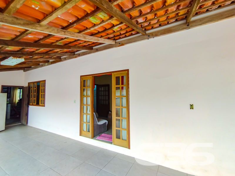 Se você busca um refúgio de tranquilidade e conforto, preparado para oferecer momentos inesquecíveis para toda a família, temos a opção perfeita para você!
Apresentamos esta encantadora residência térrea que combina praticidade e bom gosto em cada canto, localizada no bairro Ervino, em São Francisco do Sul, SC. Esta casa de alvenaria possui 150m² de área, perfeitamente distribuída em um terreno de 490m², garantindo espaço e conforto para seus moradores.
Ao adentrar este imóvel, você será recepcionado por um ambiente acolhedor. A sala de estar é ideal para os momentos de convivência e descanso. A casa conta com dois amplos dormitórios, uma suíte que proporciona a privacidade e o conforto que você merece. Além disso, a residência oferece dois banheiros, garantindo praticidade no dia a dia. A cozinha, em conceito gourmet, foi pensada para atender bem tanto ao dia a dia quanto em ocasiões especiais, possuindo um ótimo espaço para suas refeições e preparos culinários.
A área de festas é um dos grandes destaques do imóvel. Perfeita para reunir amigos e familiares, ela é equipada com churrasqueira, ideal para churrascos nos finais de semana ou celebrações especiais. A casa ainda conta com uma área de serviço prática e funcional, facilitando as tarefas diárias.
Com duas vagas de garagem coberta, você terá total tranquilidade e segurança para estacionar seus veículos. Todo o imóvel é cercado, garantindo privacidade e segurança, e sua arquitetura térrea é ideal tanto para quem tem crianças quanto para quem deseja conforto e acessibilidade.
Além disso, a localização é privilegiada: está a apenas 200 metros da deslumbrante Praia do Ervino. A proximidade com vias de acesso, transporte público, escolas e serviços públicos essenciais torna o dia a dia muito mais prático. O bairro oferece uma excelente infraestrutura, combinando a tranquilidade da vida à beira-mar com a conveniência urbana.
Não perca essa oportunidade única de morar em um lugar que oferece qualidade de vida, conforto e lazer. Entre em contato com a 636 Negócios Imobiliários para agendar sua visita e venha conhecer de perto este verdadeiro paraíso. A sua nova vida começa aqui!
636 NEGÓCIOS IMOBILIÁRIOS: A SUA MELHOR ESCOLHA
Com mais de 30 anos de experiência, a 636 Negócios Imobiliários é sua parceira ideal para encontrar o imóvel perfeito. Estamos prontos para ajudá-lo a fazer deste imóvel o seu novo lar.
Telefone: (47) 3451-0636
WhatsApp: (47) 99190-0636
Não perca esta oportunidade única. Visite nosso site para mais informações: i636.com.br