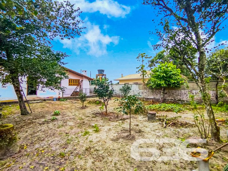 Se você busca um refúgio de tranquilidade e conforto, preparado para oferecer momentos inesquecíveis para toda a família, temos a opção perfeita para você!
Apresentamos esta encantadora residência térrea que combina praticidade e bom gosto em cada canto, localizada no bairro Ervino, em São Francisco do Sul, SC. Esta casa de alvenaria possui 150m² de área, perfeitamente distribuída em um terreno de 490m², garantindo espaço e conforto para seus moradores.
Ao adentrar este imóvel, você será recepcionado por um ambiente acolhedor. A sala de estar é ideal para os momentos de convivência e descanso. A casa conta com dois amplos dormitórios, uma suíte que proporciona a privacidade e o conforto que você merece. Além disso, a residência oferece dois banheiros, garantindo praticidade no dia a dia. A cozinha, em conceito gourmet, foi pensada para atender bem tanto ao dia a dia quanto em ocasiões especiais, possuindo um ótimo espaço para suas refeições e preparos culinários.
A área de festas é um dos grandes destaques do imóvel. Perfeita para reunir amigos e familiares, ela é equipada com churrasqueira, ideal para churrascos nos finais de semana ou celebrações especiais. A casa ainda conta com uma área de serviço prática e funcional, facilitando as tarefas diárias.
Com duas vagas de garagem coberta, você terá total tranquilidade e segurança para estacionar seus veículos. Todo o imóvel é cercado, garantindo privacidade e segurança, e sua arquitetura térrea é ideal tanto para quem tem crianças quanto para quem deseja conforto e acessibilidade.
Além disso, a localização é privilegiada: está a apenas 200 metros da deslumbrante Praia do Ervino. A proximidade com vias de acesso, transporte público, escolas e serviços públicos essenciais torna o dia a dia muito mais prático. O bairro oferece uma excelente infraestrutura, combinando a tranquilidade da vida à beira-mar com a conveniência urbana.
Não perca essa oportunidade única de morar em um lugar que oferece qualidade de vida, conforto e lazer. Entre em contato com a 636 Negócios Imobiliários para agendar sua visita e venha conhecer de perto este verdadeiro paraíso. A sua nova vida começa aqui!
636 NEGÓCIOS IMOBILIÁRIOS: A SUA MELHOR ESCOLHA
Com mais de 30 anos de experiência, a 636 Negócios Imobiliários é sua parceira ideal para encontrar o imóvel perfeito. Estamos prontos para ajudá-lo a fazer deste imóvel o seu novo lar.
Telefone: (47) 3451-0636
WhatsApp: (47) 99190-0636
Não perca esta oportunidade única. Visite nosso site para mais informações: i636.com.br