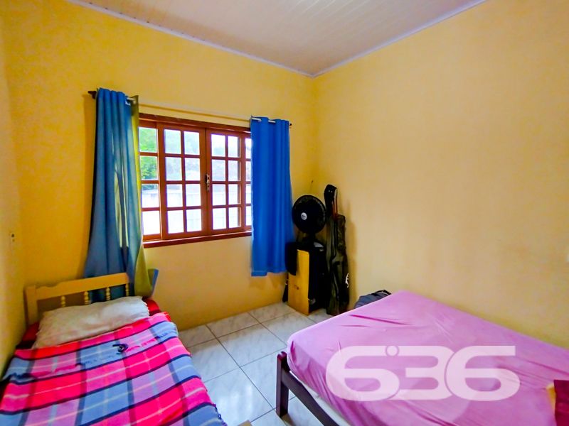 Se você busca um refúgio de tranquilidade e conforto, preparado para oferecer momentos inesquecíveis para toda a família, temos a opção perfeita para você!
Apresentamos esta encantadora residência térrea que combina praticidade e bom gosto em cada canto, localizada no bairro Ervino, em São Francisco do Sul, SC. Esta casa de alvenaria possui 150m² de área, perfeitamente distribuída em um terreno de 490m², garantindo espaço e conforto para seus moradores.
Ao adentrar este imóvel, você será recepcionado por um ambiente acolhedor. A sala de estar é ideal para os momentos de convivência e descanso. A casa conta com dois amplos dormitórios, uma suíte que proporciona a privacidade e o conforto que você merece. Além disso, a residência oferece dois banheiros, garantindo praticidade no dia a dia. A cozinha, em conceito gourmet, foi pensada para atender bem tanto ao dia a dia quanto em ocasiões especiais, possuindo um ótimo espaço para suas refeições e preparos culinários.
A área de festas é um dos grandes destaques do imóvel. Perfeita para reunir amigos e familiares, ela é equipada com churrasqueira, ideal para churrascos nos finais de semana ou celebrações especiais. A casa ainda conta com uma área de serviço prática e funcional, facilitando as tarefas diárias.
Com duas vagas de garagem coberta, você terá total tranquilidade e segurança para estacionar seus veículos. Todo o imóvel é cercado, garantindo privacidade e segurança, e sua arquitetura térrea é ideal tanto para quem tem crianças quanto para quem deseja conforto e acessibilidade.
Além disso, a localização é privilegiada: está a apenas 200 metros da deslumbrante Praia do Ervino. A proximidade com vias de acesso, transporte público, escolas e serviços públicos essenciais torna o dia a dia muito mais prático. O bairro oferece uma excelente infraestrutura, combinando a tranquilidade da vida à beira-mar com a conveniência urbana.
Não perca essa oportunidade única de morar em um lugar que oferece qualidade de vida, conforto e lazer. Entre em contato com a 636 Negócios Imobiliários para agendar sua visita e venha conhecer de perto este verdadeiro paraíso. A sua nova vida começa aqui!
636 NEGÓCIOS IMOBILIÁRIOS: A SUA MELHOR ESCOLHA
Com mais de 30 anos de experiência, a 636 Negócios Imobiliários é sua parceira ideal para encontrar o imóvel perfeito. Estamos prontos para ajudá-lo a fazer deste imóvel o seu novo lar.
Telefone: (47) 3451-0636
WhatsApp: (47) 99190-0636
Não perca esta oportunidade única. Visite nosso site para mais informações: i636.com.br