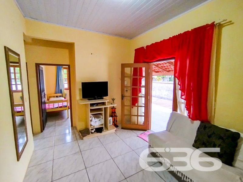 Se você busca um refúgio de tranquilidade e conforto, preparado para oferecer momentos inesquecíveis para toda a família, temos a opção perfeita para você!
Apresentamos esta encantadora residência térrea que combina praticidade e bom gosto em cada canto, localizada no bairro Ervino, em São Francisco do Sul, SC. Esta casa de alvenaria possui 150m² de área, perfeitamente distribuída em um terreno de 490m², garantindo espaço e conforto para seus moradores.
Ao adentrar este imóvel, você será recepcionado por um ambiente acolhedor. A sala de estar é ideal para os momentos de convivência e descanso. A casa conta com dois amplos dormitórios, uma suíte que proporciona a privacidade e o conforto que você merece. Além disso, a residência oferece dois banheiros, garantindo praticidade no dia a dia. A cozinha, em conceito gourmet, foi pensada para atender bem tanto ao dia a dia quanto em ocasiões especiais, possuindo um ótimo espaço para suas refeições e preparos culinários.
A área de festas é um dos grandes destaques do imóvel. Perfeita para reunir amigos e familiares, ela é equipada com churrasqueira, ideal para churrascos nos finais de semana ou celebrações especiais. A casa ainda conta com uma área de serviço prática e funcional, facilitando as tarefas diárias.
Com duas vagas de garagem coberta, você terá total tranquilidade e segurança para estacionar seus veículos. Todo o imóvel é cercado, garantindo privacidade e segurança, e sua arquitetura térrea é ideal tanto para quem tem crianças quanto para quem deseja conforto e acessibilidade.
Além disso, a localização é privilegiada: está a apenas 200 metros da deslumbrante Praia do Ervino. A proximidade com vias de acesso, transporte público, escolas e serviços públicos essenciais torna o dia a dia muito mais prático. O bairro oferece uma excelente infraestrutura, combinando a tranquilidade da vida à beira-mar com a conveniência urbana.
Não perca essa oportunidade única de morar em um lugar que oferece qualidade de vida, conforto e lazer. Entre em contato com a 636 Negócios Imobiliários para agendar sua visita e venha conhecer de perto este verdadeiro paraíso. A sua nova vida começa aqui!
636 NEGÓCIOS IMOBILIÁRIOS: A SUA MELHOR ESCOLHA
Com mais de 30 anos de experiência, a 636 Negócios Imobiliários é sua parceira ideal para encontrar o imóvel perfeito. Estamos prontos para ajudá-lo a fazer deste imóvel o seu novo lar.
Telefone: (47) 3451-0636
WhatsApp: (47) 99190-0636
Não perca esta oportunidade única. Visite nosso site para mais informações: i636.com.br