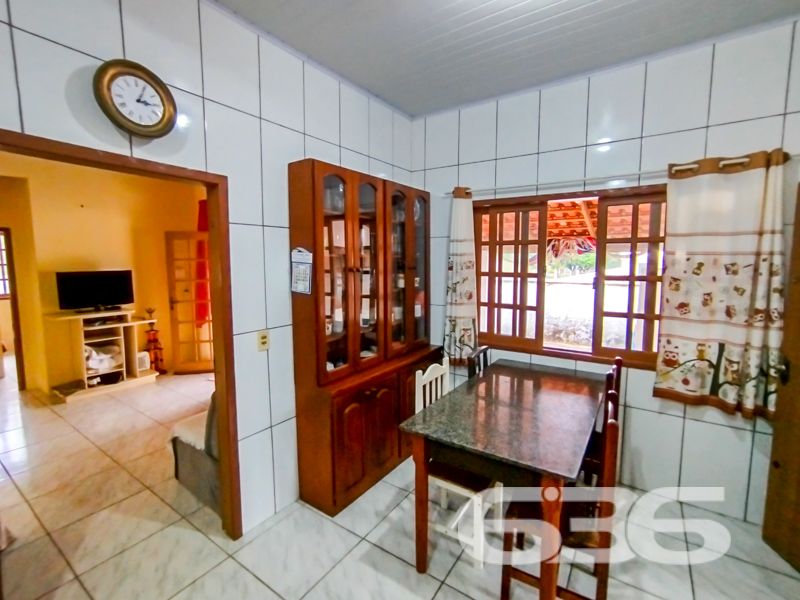 Se você busca um refúgio de tranquilidade e conforto, preparado para oferecer momentos inesquecíveis para toda a família, temos a opção perfeita para você!
Apresentamos esta encantadora residência térrea que combina praticidade e bom gosto em cada canto, localizada no bairro Ervino, em São Francisco do Sul, SC. Esta casa de alvenaria possui 150m² de área, perfeitamente distribuída em um terreno de 490m², garantindo espaço e conforto para seus moradores.
Ao adentrar este imóvel, você será recepcionado por um ambiente acolhedor. A sala de estar é ideal para os momentos de convivência e descanso. A casa conta com dois amplos dormitórios, uma suíte que proporciona a privacidade e o conforto que você merece. Além disso, a residência oferece dois banheiros, garantindo praticidade no dia a dia. A cozinha, em conceito gourmet, foi pensada para atender bem tanto ao dia a dia quanto em ocasiões especiais, possuindo um ótimo espaço para suas refeições e preparos culinários.
A área de festas é um dos grandes destaques do imóvel. Perfeita para reunir amigos e familiares, ela é equipada com churrasqueira, ideal para churrascos nos finais de semana ou celebrações especiais. A casa ainda conta com uma área de serviço prática e funcional, facilitando as tarefas diárias.
Com duas vagas de garagem coberta, você terá total tranquilidade e segurança para estacionar seus veículos. Todo o imóvel é cercado, garantindo privacidade e segurança, e sua arquitetura térrea é ideal tanto para quem tem crianças quanto para quem deseja conforto e acessibilidade.
Além disso, a localização é privilegiada: está a apenas 200 metros da deslumbrante Praia do Ervino. A proximidade com vias de acesso, transporte público, escolas e serviços públicos essenciais torna o dia a dia muito mais prático. O bairro oferece uma excelente infraestrutura, combinando a tranquilidade da vida à beira-mar com a conveniência urbana.
Não perca essa oportunidade única de morar em um lugar que oferece qualidade de vida, conforto e lazer. Entre em contato com a 636 Negócios Imobiliários para agendar sua visita e venha conhecer de perto este verdadeiro paraíso. A sua nova vida começa aqui!
636 NEGÓCIOS IMOBILIÁRIOS: A SUA MELHOR ESCOLHA
Com mais de 30 anos de experiência, a 636 Negócios Imobiliários é sua parceira ideal para encontrar o imóvel perfeito. Estamos prontos para ajudá-lo a fazer deste imóvel o seu novo lar.
Telefone: (47) 3451-0636
WhatsApp: (47) 99190-0636
Não perca esta oportunidade única. Visite nosso site para mais informações: i636.com.br