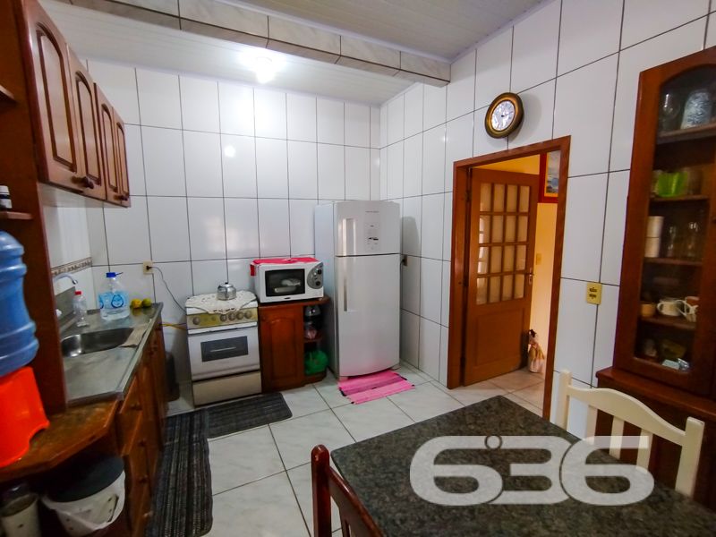 Se você busca um refúgio de tranquilidade e conforto, preparado para oferecer momentos inesquecíveis para toda a família, temos a opção perfeita para você!
Apresentamos esta encantadora residência térrea que combina praticidade e bom gosto em cada canto, localizada no bairro Ervino, em São Francisco do Sul, SC. Esta casa de alvenaria possui 150m² de área, perfeitamente distribuída em um terreno de 490m², garantindo espaço e conforto para seus moradores.
Ao adentrar este imóvel, você será recepcionado por um ambiente acolhedor. A sala de estar é ideal para os momentos de convivência e descanso. A casa conta com dois amplos dormitórios, uma suíte que proporciona a privacidade e o conforto que você merece. Além disso, a residência oferece dois banheiros, garantindo praticidade no dia a dia. A cozinha, em conceito gourmet, foi pensada para atender bem tanto ao dia a dia quanto em ocasiões especiais, possuindo um ótimo espaço para suas refeições e preparos culinários.
A área de festas é um dos grandes destaques do imóvel. Perfeita para reunir amigos e familiares, ela é equipada com churrasqueira, ideal para churrascos nos finais de semana ou celebrações especiais. A casa ainda conta com uma área de serviço prática e funcional, facilitando as tarefas diárias.
Com duas vagas de garagem coberta, você terá total tranquilidade e segurança para estacionar seus veículos. Todo o imóvel é cercado, garantindo privacidade e segurança, e sua arquitetura térrea é ideal tanto para quem tem crianças quanto para quem deseja conforto e acessibilidade.
Além disso, a localização é privilegiada: está a apenas 200 metros da deslumbrante Praia do Ervino. A proximidade com vias de acesso, transporte público, escolas e serviços públicos essenciais torna o dia a dia muito mais prático. O bairro oferece uma excelente infraestrutura, combinando a tranquilidade da vida à beira-mar com a conveniência urbana.
Não perca essa oportunidade única de morar em um lugar que oferece qualidade de vida, conforto e lazer. Entre em contato com a 636 Negócios Imobiliários para agendar sua visita e venha conhecer de perto este verdadeiro paraíso. A sua nova vida começa aqui!
636 NEGÓCIOS IMOBILIÁRIOS: A SUA MELHOR ESCOLHA
Com mais de 30 anos de experiência, a 636 Negócios Imobiliários é sua parceira ideal para encontrar o imóvel perfeito. Estamos prontos para ajudá-lo a fazer deste imóvel o seu novo lar.
Telefone: (47) 3451-0636
WhatsApp: (47) 99190-0636
Não perca esta oportunidade única. Visite nosso site para mais informações: i636.com.br