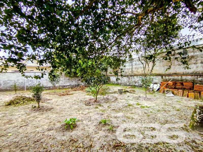 Se você busca um refúgio de tranquilidade e conforto, preparado para oferecer momentos inesquecíveis para toda a família, temos a opção perfeita para você!
Apresentamos esta encantadora residência térrea que combina praticidade e bom gosto em cada canto, localizada no bairro Ervino, em São Francisco do Sul, SC. Esta casa de alvenaria possui 150m² de área, perfeitamente distribuída em um terreno de 490m², garantindo espaço e conforto para seus moradores.
Ao adentrar este imóvel, você será recepcionado por um ambiente acolhedor. A sala de estar é ideal para os momentos de convivência e descanso. A casa conta com dois amplos dormitórios, uma suíte que proporciona a privacidade e o conforto que você merece. Além disso, a residência oferece dois banheiros, garantindo praticidade no dia a dia. A cozinha, em conceito gourmet, foi pensada para atender bem tanto ao dia a dia quanto em ocasiões especiais, possuindo um ótimo espaço para suas refeições e preparos culinários.
A área de festas é um dos grandes destaques do imóvel. Perfeita para reunir amigos e familiares, ela é equipada com churrasqueira, ideal para churrascos nos finais de semana ou celebrações especiais. A casa ainda conta com uma área de serviço prática e funcional, facilitando as tarefas diárias.
Com duas vagas de garagem coberta, você terá total tranquilidade e segurança para estacionar seus veículos. Todo o imóvel é cercado, garantindo privacidade e segurança, e sua arquitetura térrea é ideal tanto para quem tem crianças quanto para quem deseja conforto e acessibilidade.
Além disso, a localização é privilegiada: está a apenas 200 metros da deslumbrante Praia do Ervino. A proximidade com vias de acesso, transporte público, escolas e serviços públicos essenciais torna o dia a dia muito mais prático. O bairro oferece uma excelente infraestrutura, combinando a tranquilidade da vida à beira-mar com a conveniência urbana.
Não perca essa oportunidade única de morar em um lugar que oferece qualidade de vida, conforto e lazer. Entre em contato com a 636 Negócios Imobiliários para agendar sua visita e venha conhecer de perto este verdadeiro paraíso. A sua nova vida começa aqui!
636 NEGÓCIOS IMOBILIÁRIOS: A SUA MELHOR ESCOLHA
Com mais de 30 anos de experiência, a 636 Negócios Imobiliários é sua parceira ideal para encontrar o imóvel perfeito. Estamos prontos para ajudá-lo a fazer deste imóvel o seu novo lar.
Telefone: (47) 3451-0636
WhatsApp: (47) 99190-0636
Não perca esta oportunidade única. Visite nosso site para mais informações: i636.com.br