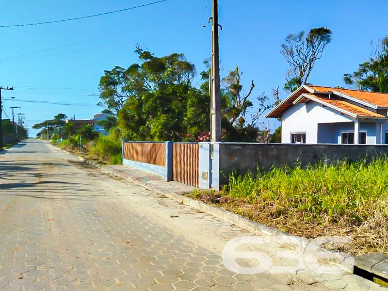 Descubra o seu próximo investimento no litoral paradisíaco de Santa Catarina! Apresentamos a você uma excelente oportunidade de adquirir um terreno repleto de potencial na charmosa cidade de São Francisco do Sul, localizada no encantador bairro de Ervino. Este terreno, com geometria regular e topografia plana, é a escolha perfeita para quem busca construir a casa dos sonhos ou investir em um projeto promissor.

Dimensões e Características: 
Situado em uma rua pavimentada, o terreno apresenta travessão de frente e dos fundos com 14 metros cada, e laterais com 35 metros, totalizando uma ampla área de 490,00 m². Com face voltada para o norte, oferece ótima incidência solar, proporcionando um ambiente iluminado e agradável para futuras construções.

Localização Privilegiada:
Ervino é um bairro tranquilo, conhecido por suas belezas naturais e pela proximidade com o mar, ideal para quem valoriza o sossego e a qualidade de vida. São Francisco do Sul, por sua vez, é uma das cidades mais antigas do Brasil, repleta de história, cultura e belas paisagens. A região oferece fácil acesso a comércios, serviços e uma infraestrutura que atende a todas as necessidades do dia a dia.

Potencial de Construção:
A topografia plana e a geometria regular tornam este terreno ideal para os mais variados projetos. Seja para construir uma casa de veraneio, um condomínio de casas ou até um comércio local, as possibilidades são infinitas. A solidez do mercado imobiliário em São Francisco do Sul garante que esta seja uma escolha segura e vantajosa para investidores visionários.

Disponibilidade Imediata:
Este terreno está disponível para entrega imediata. Não perca a chance de realizar o seu sonho e investir em um patrimônio com grande valorização futura. Seja para uso pessoal ou como investimento, a localização e as características deste imóvel conferem uma excelente relação de custo-benefício.

Convidamos você a conhecer de perto este incrível terreno e visualizar todas as possibilidades que ele tem a oferecer. Entre em contato conosco, da 636 Negócios Imobiliários, e agende uma visita ao local. Nossa equipe está à disposição para auxiliá-lo em todas as etapas, garantindo uma transação segura e satisfatória.

Não espere mais para realizar o seu sonho de viver ou investir em um dos mais belos cartões-postais de Santa Catarina. Esta é a sua chance de fazer parte da história e das belezas naturais de São Francisco do Sul. Entre em contato agora mesmo e descubra todas as vantagens de adquirir este terreno excepcional!
 
636 NEGÓCIOS IMOBILIÁRIOS: A SUA MELHOR ESCOLHA
Com mais de 30 anos de experiência, a 636 Negócios Imobiliários é sua parceira ideal para encontrar o imóvel perfeito. Estamos prontos para ajudá-lo a fazer deste imóvel o seu novo lar.
 
Telefone: (47) 3451-0636
WhatsApp: (47) 99190-0636
 
Não perca esta oportunidade única. Visite nosso site para mais informações: i636.com.br