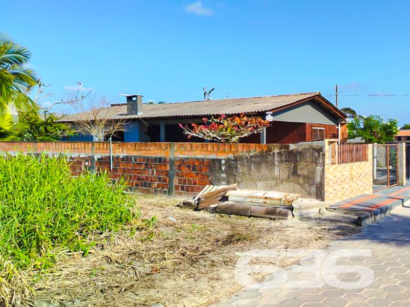 Descubra o seu próximo investimento no litoral paradisíaco de Santa Catarina! Apresentamos a você uma excelente oportunidade de adquirir um terreno repleto de potencial na charmosa cidade de São Francisco do Sul, localizada no encantador bairro de Ervino. Este terreno, com geometria regular e topografia plana, é a escolha perfeita para quem busca construir a casa dos sonhos ou investir em um projeto promissor.

Dimensões e Características: 
Situado em uma rua pavimentada, o terreno apresenta travessão de frente e dos fundos com 14 metros cada, e laterais com 35 metros, totalizando uma ampla área de 490,00 m². Com face voltada para o norte, oferece ótima incidência solar, proporcionando um ambiente iluminado e agradável para futuras construções.

Localização Privilegiada:
Ervino é um bairro tranquilo, conhecido por suas belezas naturais e pela proximidade com o mar, ideal para quem valoriza o sossego e a qualidade de vida. São Francisco do Sul, por sua vez, é uma das cidades mais antigas do Brasil, repleta de história, cultura e belas paisagens. A região oferece fácil acesso a comércios, serviços e uma infraestrutura que atende a todas as necessidades do dia a dia.

Potencial de Construção:
A topografia plana e a geometria regular tornam este terreno ideal para os mais variados projetos. Seja para construir uma casa de veraneio, um condomínio de casas ou até um comércio local, as possibilidades são infinitas. A solidez do mercado imobiliário em São Francisco do Sul garante que esta seja uma escolha segura e vantajosa para investidores visionários.

Disponibilidade Imediata:
Este terreno está disponível para entrega imediata. Não perca a chance de realizar o seu sonho e investir em um patrimônio com grande valorização futura. Seja para uso pessoal ou como investimento, a localização e as características deste imóvel conferem uma excelente relação de custo-benefício.

Convidamos você a conhecer de perto este incrível terreno e visualizar todas as possibilidades que ele tem a oferecer. Entre em contato conosco, da 636 Negócios Imobiliários, e agende uma visita ao local. Nossa equipe está à disposição para auxiliá-lo em todas as etapas, garantindo uma transação segura e satisfatória.

Não espere mais para realizar o seu sonho de viver ou investir em um dos mais belos cartões-postais de Santa Catarina. Esta é a sua chance de fazer parte da história e das belezas naturais de São Francisco do Sul. Entre em contato agora mesmo e descubra todas as vantagens de adquirir este terreno excepcional!
 
636 NEGÓCIOS IMOBILIÁRIOS: A SUA MELHOR ESCOLHA
Com mais de 30 anos de experiência, a 636 Negócios Imobiliários é sua parceira ideal para encontrar o imóvel perfeito. Estamos prontos para ajudá-lo a fazer deste imóvel o seu novo lar.
 
Telefone: (47) 3451-0636
WhatsApp: (47) 99190-0636
 
Não perca esta oportunidade única. Visite nosso site para mais informações: i636.com.br