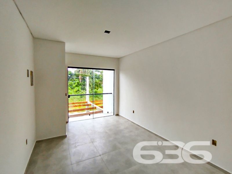 Modernidade, conforto e um projeto bem pensado para você viver o melhor de São Francisco do Sul!

Apresentamos esta excelente oportunidade de adquirir seu novo lar: um sobrado geminado, com 77,43m² de área, pronto para receber seus planos e conquistas.

Localizado no bairro Ubatuba, em São Francisco do Sul/SC, este imóvel oferece a tranquilidade de uma região em crescimento, com clima litorâneo, fácil acesso e ótima valorização. O terreno possui 60,75m², topografia plana, geometria regular e face norte – o que garante excelente iluminação natural ao longo do dia.

O sobrado conta com 2 suítes amplas com sacada, espaços integrados de sala de estar e jantar, além de uma funcional cozinha com copa, perfeita para quem valoriza o convívio e a praticidade.

Na parte térrea, o destaque fica por conta da área gourmet com churrasqueira privativa, ideal para reunir a família e os amigos, além de lavabo e acesso direto ao jardim. 

O imóvel também dispõe de 2 vagas de garagem e está completamente murado, o que garante segurança e privacidade. Além disso, conta com pontos prontos para instalação de iluminação embutida e sistema de internet.

Seu próximo lar começa aqui. Agende uma visita com a 636 Negócios Imobiliários e encante-se com esse projeto moderno e funcional. Afinal, só se constrói uma grande empresa com grandes pessoas – e grandes imóveis também.
 
636 NEGÓCIOS IMOBILIÁRIOS: A SUA MELHOR ESCOLHA
Com mais de 30 anos de experiência, a 636 Negócios Imobiliários é sua parceira ideal para encontrar o imóvel perfeito. Estamos prontos para ajudá-lo a fazer deste imóvel o seu novo lar.
 
Telefone: (47) 3451-0636
WhatsApp: (47) 99190-0636
 
Não perca esta oportunidade única. Visite nosso site para mais informações: i636.com.br