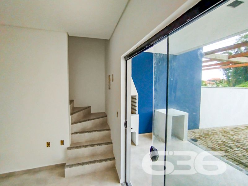 Modernidade, conforto e um projeto bem pensado para você viver o melhor de São Francisco do Sul!

Apresentamos esta excelente oportunidade de adquirir seu novo lar: um sobrado geminado, com 77,43m² de área, pronto para receber seus planos e conquistas.

Localizado no bairro Ubatuba, em São Francisco do Sul/SC, este imóvel oferece a tranquilidade de uma região em crescimento, com clima litorâneo, fácil acesso e ótima valorização. O terreno possui 60,75m², topografia plana, geometria regular e face norte – o que garante excelente iluminação natural ao longo do dia.

O sobrado conta com 2 suítes amplas com sacada, espaços integrados de sala de estar e jantar, além de uma funcional cozinha com copa, perfeita para quem valoriza o convívio e a praticidade.

Na parte térrea, o destaque fica por conta da área gourmet com churrasqueira privativa, ideal para reunir a família e os amigos, além de lavabo e acesso direto ao jardim. 

O imóvel também dispõe de 2 vagas de garagem e está completamente murado, o que garante segurança e privacidade. Além disso, conta com pontos prontos para instalação de iluminação embutida e sistema de internet.

Seu próximo lar começa aqui. Agende uma visita com a 636 Negócios Imobiliários e encante-se com esse projeto moderno e funcional. Afinal, só se constrói uma grande empresa com grandes pessoas – e grandes imóveis também.
 
636 NEGÓCIOS IMOBILIÁRIOS: A SUA MELHOR ESCOLHA
Com mais de 30 anos de experiência, a 636 Negócios Imobiliários é sua parceira ideal para encontrar o imóvel perfeito. Estamos prontos para ajudá-lo a fazer deste imóvel o seu novo lar.
 
Telefone: (47) 3451-0636
WhatsApp: (47) 99190-0636
 
Não perca esta oportunidade única. Visite nosso site para mais informações: i636.com.br