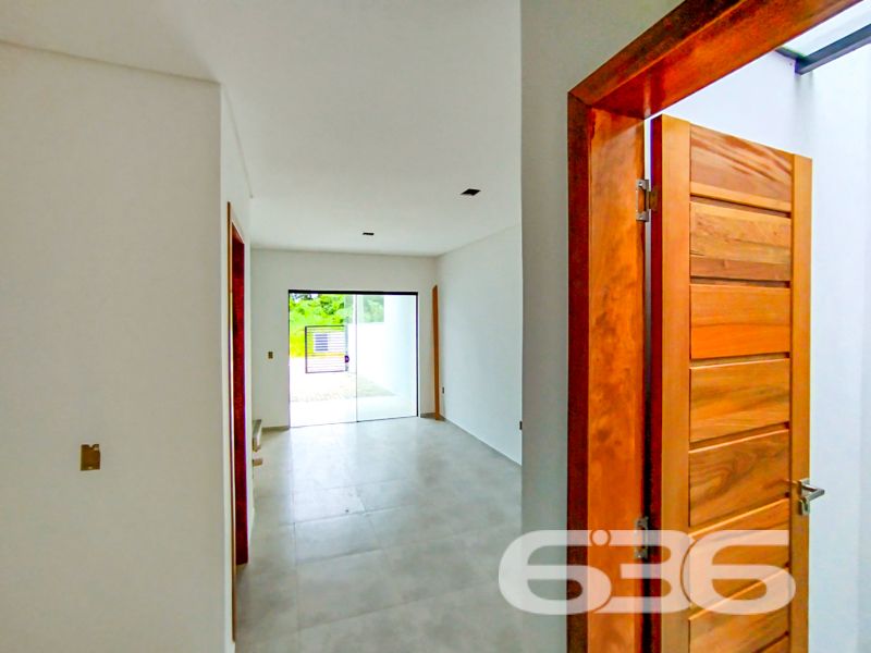 Modernidade, conforto e um projeto bem pensado para você viver o melhor de São Francisco do Sul!

Apresentamos esta excelente oportunidade de adquirir seu novo lar: um sobrado geminado, com 77,43m² de área, pronto para receber seus planos e conquistas.

Localizado no bairro Ubatuba, em São Francisco do Sul/SC, este imóvel oferece a tranquilidade de uma região em crescimento, com clima litorâneo, fácil acesso e ótima valorização. O terreno possui 60,75m², topografia plana, geometria regular e face norte – o que garante excelente iluminação natural ao longo do dia.

O sobrado conta com 2 suítes amplas com sacada, espaços integrados de sala de estar e jantar, além de uma funcional cozinha com copa, perfeita para quem valoriza o convívio e a praticidade.

Na parte térrea, o destaque fica por conta da área gourmet com churrasqueira privativa, ideal para reunir a família e os amigos, além de lavabo e acesso direto ao jardim. 

O imóvel também dispõe de 2 vagas de garagem e está completamente murado, o que garante segurança e privacidade. Além disso, conta com pontos prontos para instalação de iluminação embutida e sistema de internet.

Seu próximo lar começa aqui. Agende uma visita com a 636 Negócios Imobiliários e encante-se com esse projeto moderno e funcional. Afinal, só se constrói uma grande empresa com grandes pessoas – e grandes imóveis também.
 
636 NEGÓCIOS IMOBILIÁRIOS: A SUA MELHOR ESCOLHA
Com mais de 30 anos de experiência, a 636 Negócios Imobiliários é sua parceira ideal para encontrar o imóvel perfeito. Estamos prontos para ajudá-lo a fazer deste imóvel o seu novo lar.
 
Telefone: (47) 3451-0636
WhatsApp: (47) 99190-0636
 
Não perca esta oportunidade única. Visite nosso site para mais informações: i636.com.br