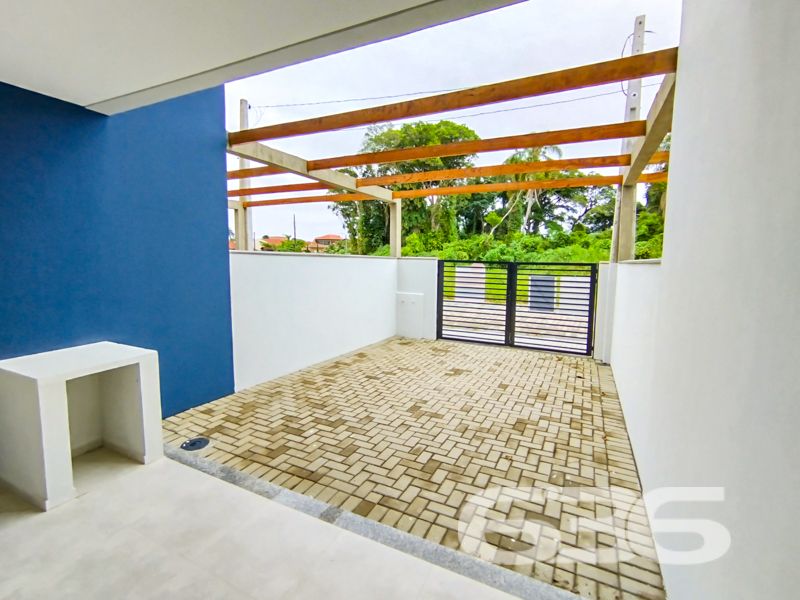 Modernidade, conforto e um projeto bem pensado para você viver o melhor de São Francisco do Sul!

Apresentamos esta excelente oportunidade de adquirir seu novo lar: um sobrado geminado, com 77,43m² de área, pronto para receber seus planos e conquistas.

Localizado no bairro Ubatuba, em São Francisco do Sul/SC, este imóvel oferece a tranquilidade de uma região em crescimento, com clima litorâneo, fácil acesso e ótima valorização. O terreno possui 60,75m², topografia plana, geometria regular e face norte – o que garante excelente iluminação natural ao longo do dia.

O sobrado conta com 2 suítes amplas com sacada, espaços integrados de sala de estar e jantar, além de uma funcional cozinha com copa, perfeita para quem valoriza o convívio e a praticidade.

Na parte térrea, o destaque fica por conta da área gourmet com churrasqueira privativa, ideal para reunir a família e os amigos, além de lavabo e acesso direto ao jardim. 

O imóvel também dispõe de 2 vagas de garagem e está completamente murado, o que garante segurança e privacidade. Além disso, conta com pontos prontos para instalação de iluminação embutida e sistema de internet.

Seu próximo lar começa aqui. Agende uma visita com a 636 Negócios Imobiliários e encante-se com esse projeto moderno e funcional. Afinal, só se constrói uma grande empresa com grandes pessoas – e grandes imóveis também.
 
636 NEGÓCIOS IMOBILIÁRIOS: A SUA MELHOR ESCOLHA
Com mais de 30 anos de experiência, a 636 Negócios Imobiliários é sua parceira ideal para encontrar o imóvel perfeito. Estamos prontos para ajudá-lo a fazer deste imóvel o seu novo lar.
 
Telefone: (47) 3451-0636
WhatsApp: (47) 99190-0636
 
Não perca esta oportunidade única. Visite nosso site para mais informações: i636.com.br