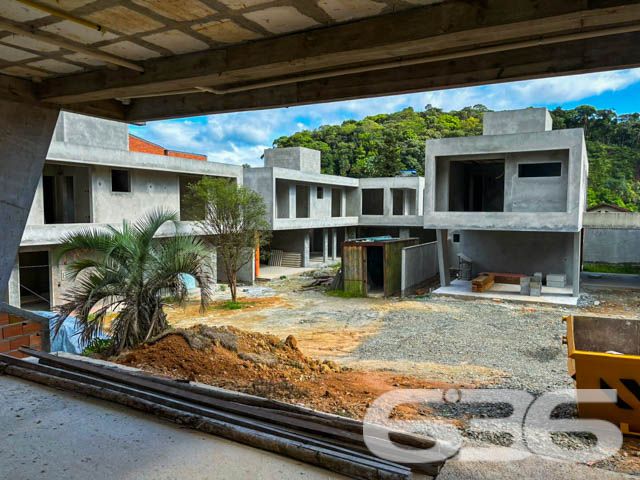 Para quem busca um lar que une requinte, sofisticação e segurança, essa residência é um verdadeiro refúgio. Situada em um dos condomínios fechados mais prestigiados de Joinville, no bairro Glória, esta casa de padrão elevado é o sonho de quem procura qualidade de vida em uma localização privilegiada, cercada de facilidades urbanas e próximo aos melhores serviços da cidade.
Ao entrar, somos recebidos por uma sala ampla que se integra harmoniosamente à copa e à cozinha em um conceito aberto, perfeito para receber amigos e familiares. A casa conta com três suítes espaçosas, pensadas para proporcionar privacidade e bem-estar aos moradores. Além disso, há um banheiro social, área de serviço prática e organizada e uma despensa que facilita a rotina.
Para quem gosta de desfrutar de momentos ao ar livre, a residência oferece uma área de festas com churrasqueira, ideal para comemorar datas especiais ou mesmo relaxar em um final de semana. A área de lazer é complementada por uma bela piscina, convidando a aproveitar os dias de sol com muito conforto e privacidade. E para completar, uma sacada com vista agradável, proporcionando um espaço a mais para relaxar.
A garagem coberta para dois veículos garante praticidade e segurança, acomodando bem a família e seus visitantes. Animais de estimação são bem-vindos, e a residência é ideal para quem preza por um estilo de vida completo, que alia lazer, sofisticação e comodidade.
Agende uma visita e conheça cada detalhe desta residência exclusiva em um dos melhores condomínios fechados de Joinville, no bairro Glória. Esta é a sua chance de viver em um imóvel onde o requinte encontra a praticidade!
636 NEGÓCIOS IMOBILIÁRIOS: A SUA MELHOR ESCOLHA
Com mais de 30 anos de experiência, a 636 Negócios Imobiliários é sua parceira ideal para encontrar o imóvel perfeito. Estamos prontos para ajudá-lo a fazer deste imóvel o seu novo lar.
Telefone: (47) 3451-0636
WhatsApp: (47) 99190-0636
Não perca esta oportunidade única. Visite nosso site para mais informações: i636.com.br