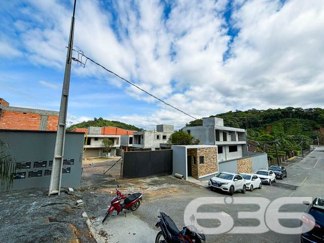 Para quem busca um lar que une requinte, sofisticação e segurança, essa residência é um verdadeiro refúgio. Situada em um dos condomínios fechados mais prestigiados de Joinville, no bairro Glória, esta casa de padrão elevado é o sonho de quem procura qualidade de vida em uma localização privilegiada, cercada de facilidades urbanas e próximo aos melhores serviços da cidade.
Ao entrar, somos recebidos por uma sala ampla que se integra harmoniosamente à copa e à cozinha em um conceito aberto, perfeito para receber amigos e familiares. A casa conta com três suítes espaçosas, pensadas para proporcionar privacidade e bem-estar aos moradores. Além disso, há um banheiro social, área de serviço prática e organizada e uma despensa que facilita a rotina.
Para quem gosta de desfrutar de momentos ao ar livre, a residência oferece uma área de festas com churrasqueira, ideal para comemorar datas especiais ou mesmo relaxar em um final de semana. A área de lazer é complementada por uma bela piscina, convidando a aproveitar os dias de sol com muito conforto e privacidade. E para completar, uma sacada com vista agradável, proporcionando um espaço a mais para relaxar.
A garagem coberta para dois veículos garante praticidade e segurança, acomodando bem a família e seus visitantes. Animais de estimação são bem-vindos, e a residência é ideal para quem preza por um estilo de vida completo, que alia lazer, sofisticação e comodidade.
Agende uma visita e conheça cada detalhe desta residência exclusiva em um dos melhores condomínios fechados de Joinville, no bairro Glória. Esta é a sua chance de viver em um imóvel onde o requinte encontra a praticidade!
636 NEGÓCIOS IMOBILIÁRIOS: A SUA MELHOR ESCOLHA
Com mais de 30 anos de experiência, a 636 Negócios Imobiliários é sua parceira ideal para encontrar o imóvel perfeito. Estamos prontos para ajudá-lo a fazer deste imóvel o seu novo lar.
Telefone: (47) 3451-0636
WhatsApp: (47) 99190-0636
Não perca esta oportunidade única. Visite nosso site para mais informações: i636.com.br