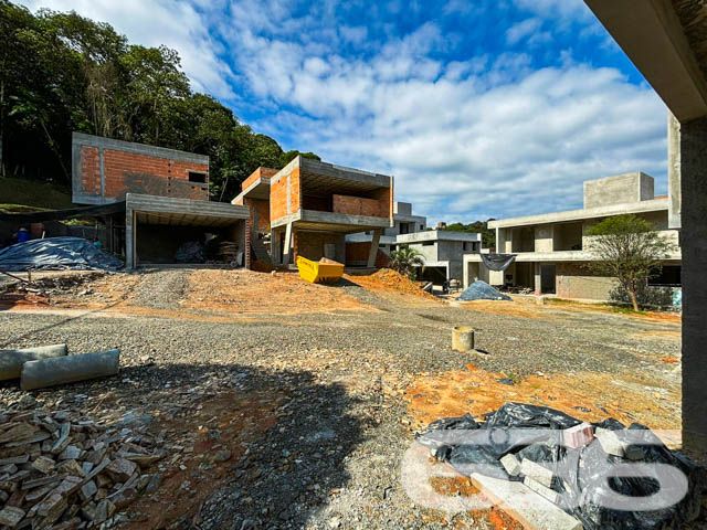 Para quem busca um lar que une requinte, sofisticação e segurança, essa residência é um verdadeiro refúgio. Situada em um dos condomínios fechados mais prestigiados de Joinville, no bairro Glória, esta casa de padrão elevado é o sonho de quem procura qualidade de vida em uma localização privilegiada, cercada de facilidades urbanas e próximo aos melhores serviços da cidade.
Ao entrar, somos recebidos por uma sala ampla que se integra harmoniosamente à copa e à cozinha em um conceito aberto, perfeito para receber amigos e familiares. A casa conta com três suítes espaçosas, pensadas para proporcionar privacidade e bem-estar aos moradores. Além disso, há um banheiro social, área de serviço prática e organizada e uma despensa que facilita a rotina.
Para quem gosta de desfrutar de momentos ao ar livre, a residência oferece uma área de festas com churrasqueira, ideal para comemorar datas especiais ou mesmo relaxar em um final de semana. A área de lazer é complementada por uma bela piscina, convidando a aproveitar os dias de sol com muito conforto e privacidade. E para completar, uma sacada com vista agradável, proporcionando um espaço a mais para relaxar.
A garagem coberta para dois veículos garante praticidade e segurança, acomodando bem a família e seus visitantes. Animais de estimação são bem-vindos, e a residência é ideal para quem preza por um estilo de vida completo, que alia lazer, sofisticação e comodidade.
Agende uma visita e conheça cada detalhe desta residência exclusiva em um dos melhores condomínios fechados de Joinville, no bairro Glória. Esta é a sua chance de viver em um imóvel onde o requinte encontra a praticidade!
636 NEGÓCIOS IMOBILIÁRIOS: A SUA MELHOR ESCOLHA
Com mais de 30 anos de experiência, a 636 Negócios Imobiliários é sua parceira ideal para encontrar o imóvel perfeito. Estamos prontos para ajudá-lo a fazer deste imóvel o seu novo lar.
Telefone: (47) 3451-0636
WhatsApp: (47) 99190-0636
Não perca esta oportunidade única. Visite nosso site para mais informações: i636.com.br