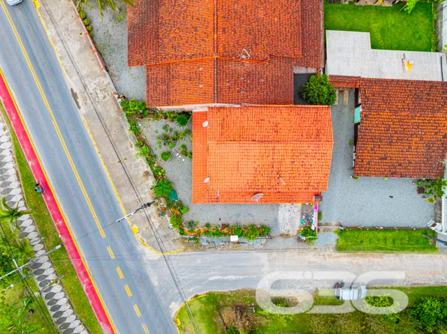 Oportunidade Única! Encantadora Residência Térrea