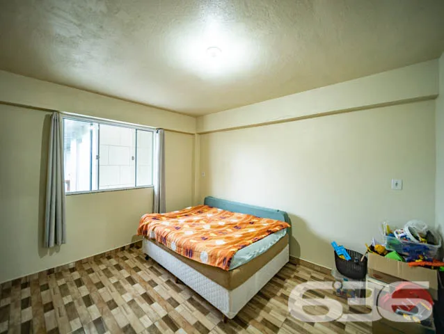 VENDE-SE IMÓVEL COMERCIAL E RESIDENCIAL COM FUNDOS