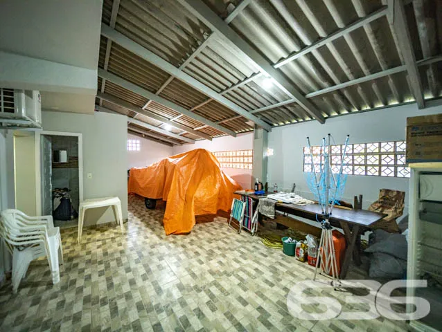 VENDE-SE IMÓVEL COMERCIAL E RESIDENCIAL COM FUNDOS