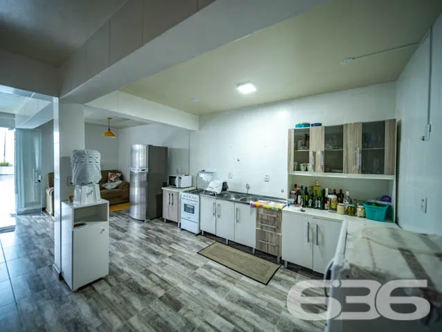 VENDE-SE IMÓVEL COMERCIAL E RESIDENCIAL COM FUNDOS