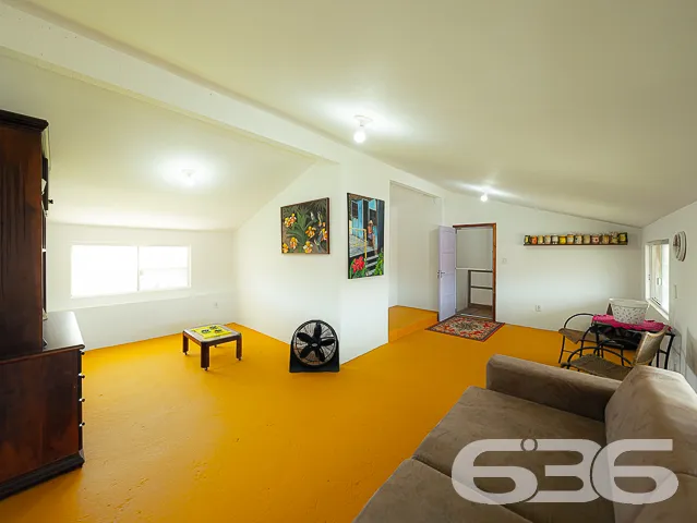 EXCELENTE CASA COM 3 QUARTOS + OFICINA A APENAS 22