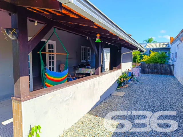 Apresentamos esta charmosa residência térrea, loca