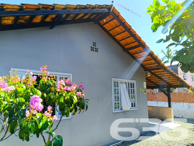 Apresentamos esta charmosa residência térrea, loca