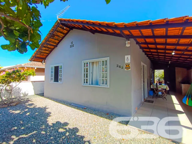 Apresentamos esta charmosa residência térrea, loca