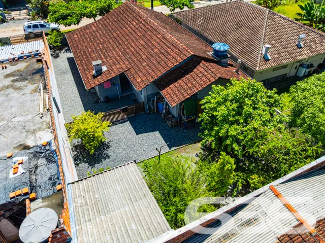 Apresentamos esta charmosa residência térrea, loca