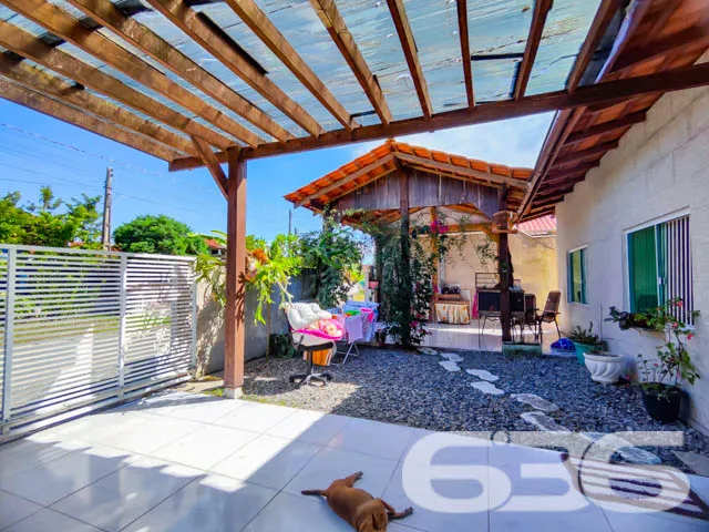 RESIDÊNCIA TÉRREA À VENDA EM BALNEÁRIO BARRA DO SU