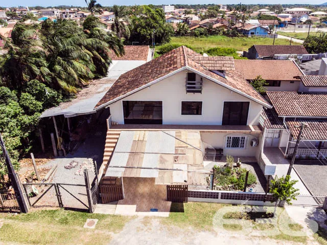 EXCELENTE RESIDÊNCIA COM 2 SUÍTE E MAIS 3 QUARTOS