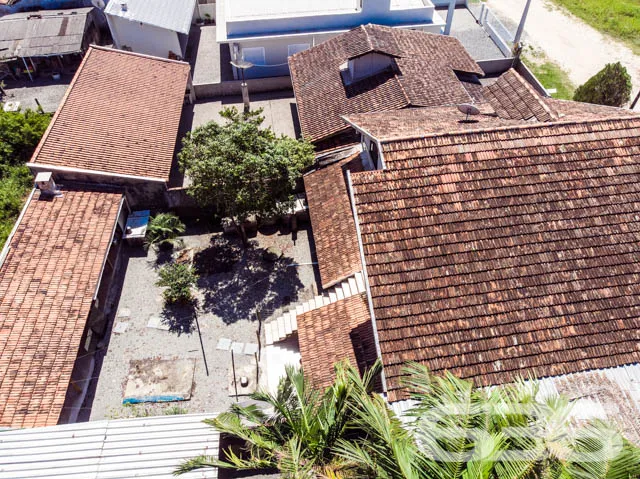 EXCELENTE RESIDÊNCIA COM 2 SUÍTE E MAIS 3 QUARTOS