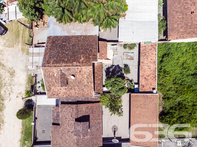 EXCELENTE RESIDÊNCIA COM 2 SUÍTE E MAIS 3 QUARTOS